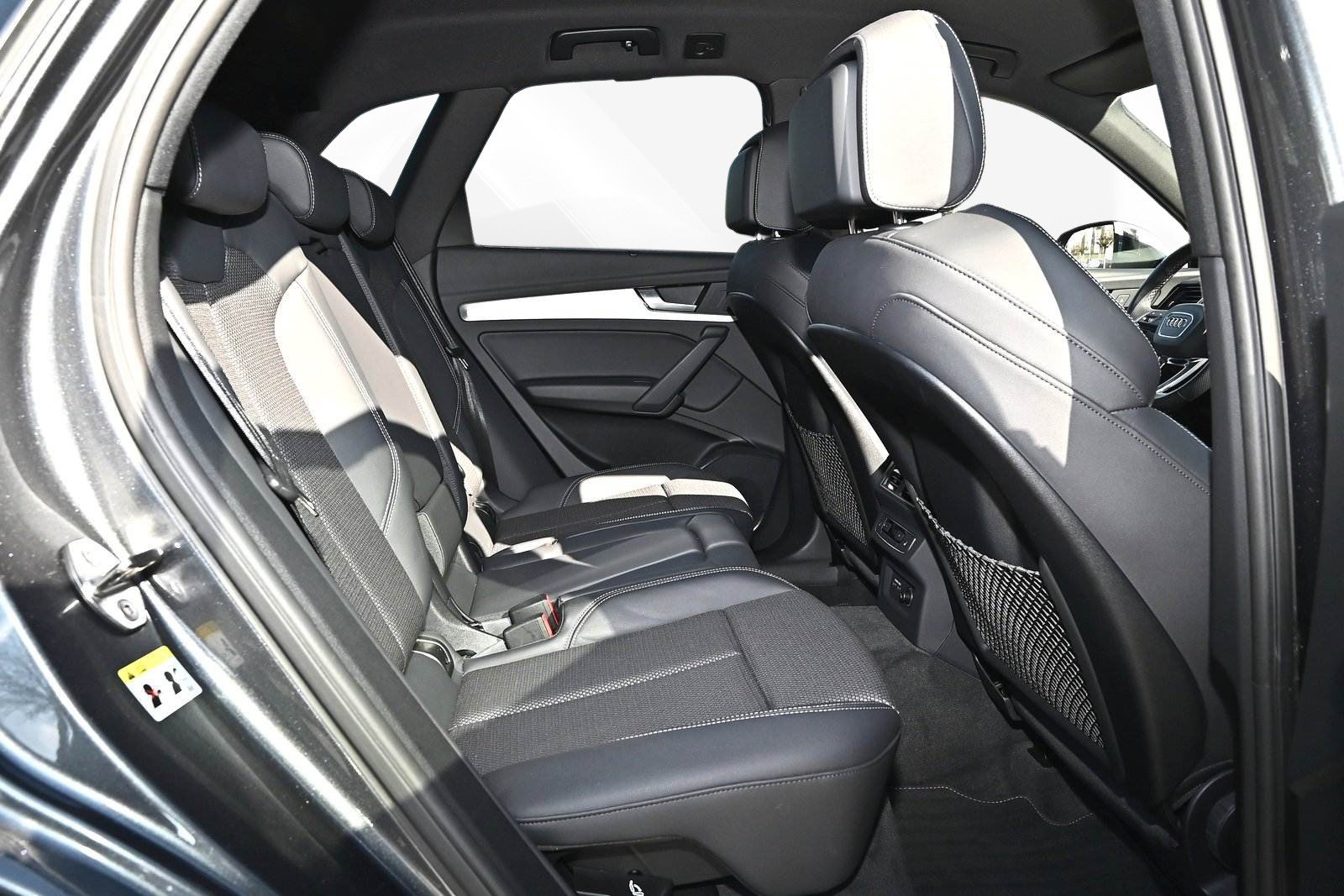 Bancos desportivos S Line em meia-pele e interior premium do Audi Q5