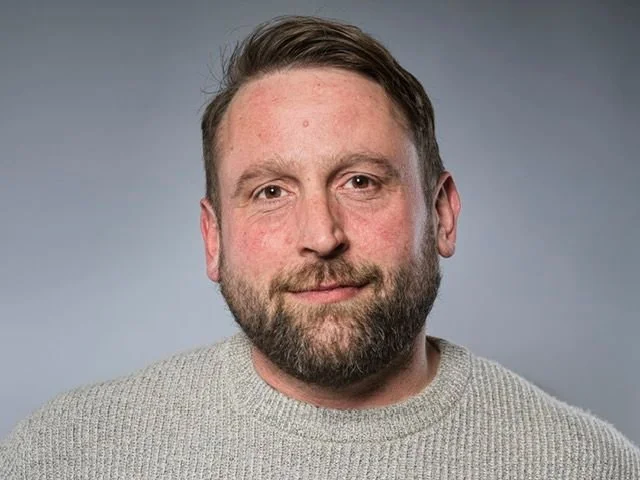 Lee Neutral headshot.jpg