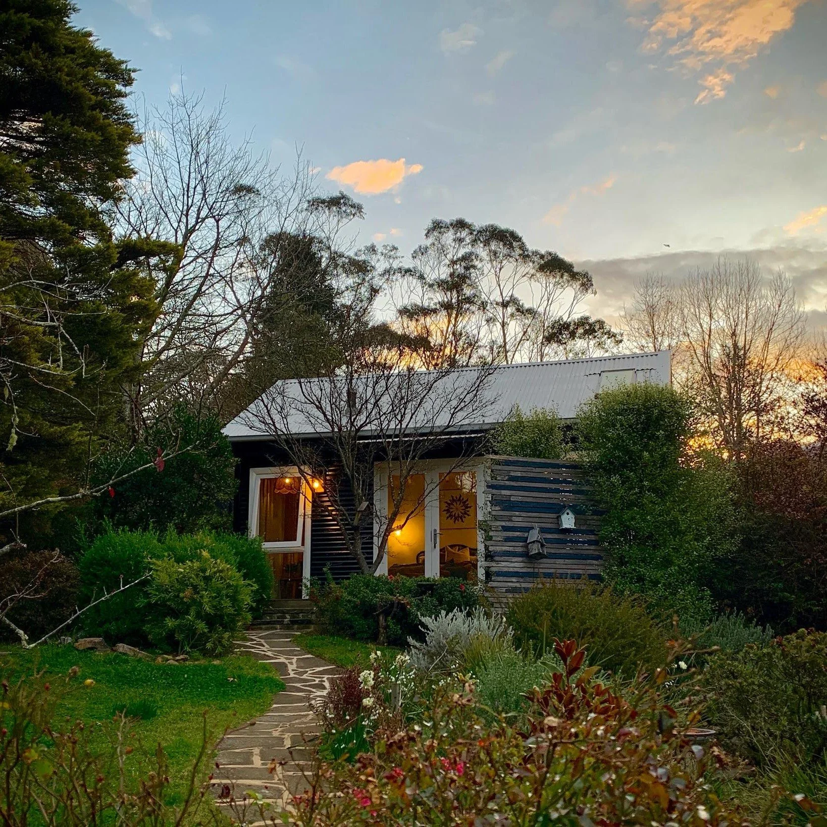Falls Rest is a beautifully designed boutique cabin that strikes the perfect balance between luxury and that cozy. Tucked away on a quiet street in Wentworth Falls, this couples retreat is just a short stroll from the National Park&rsquo;s most iconi