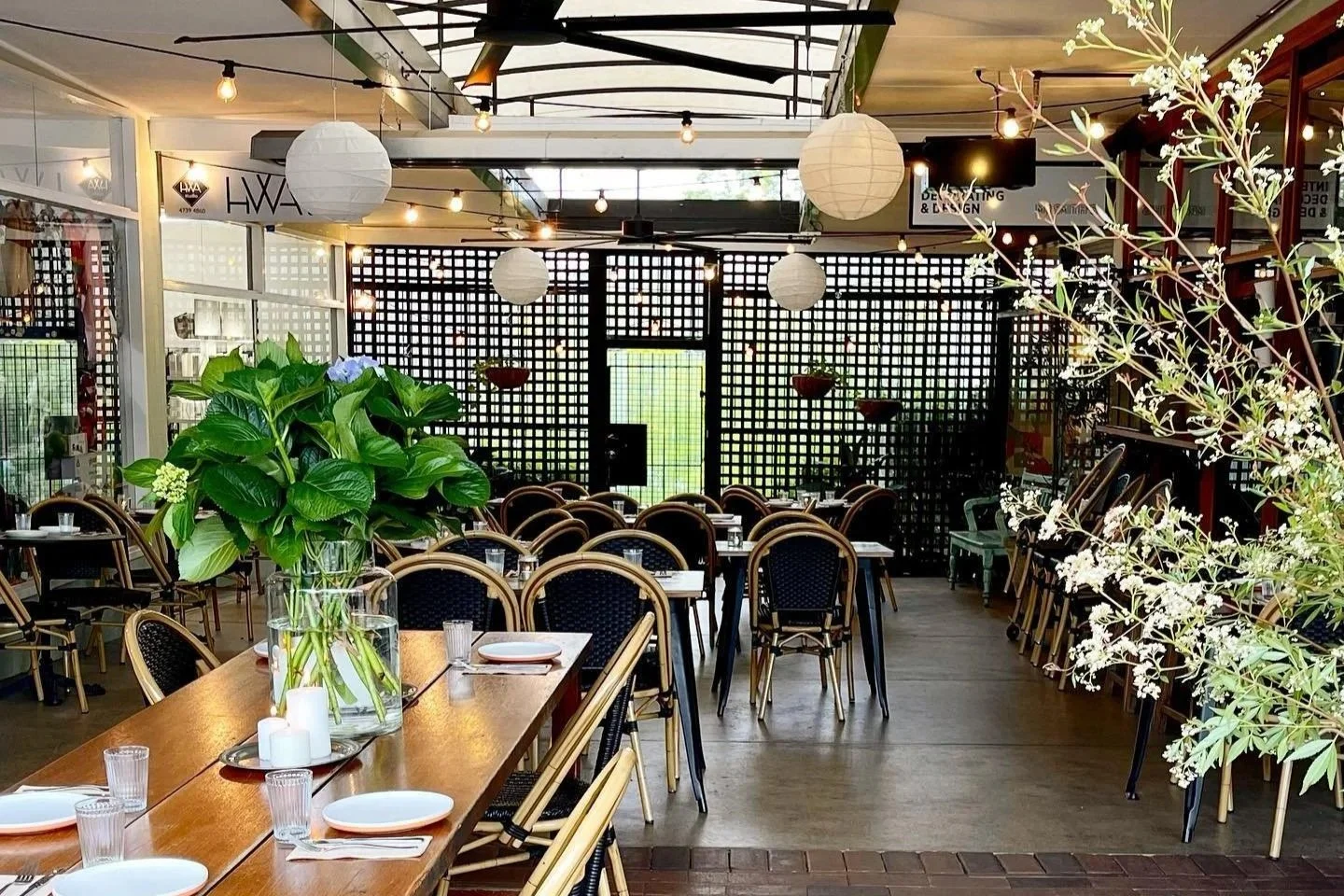 Outdoor dining at Vincent Glenbrook