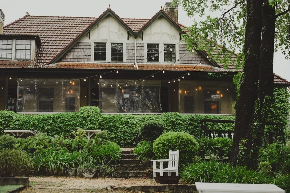 Elysian Bar, Leura exterior