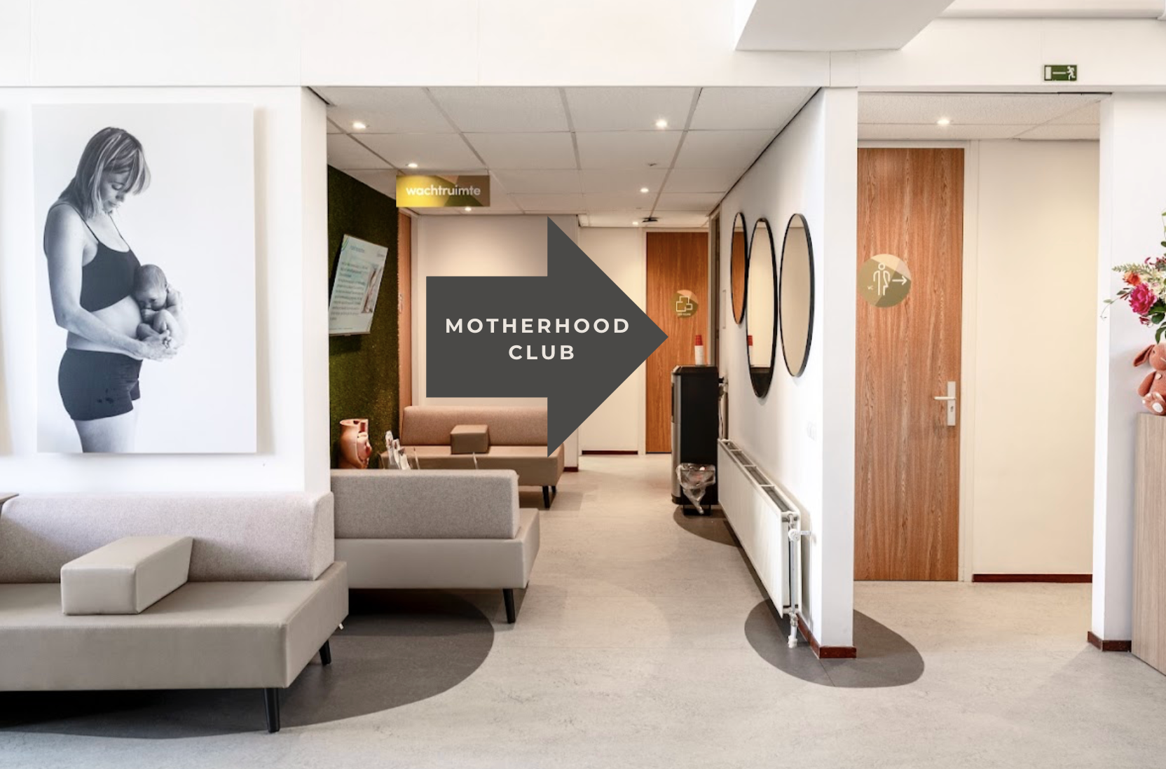 Vervolgens naar rechts en dan kom je bij de private gym van Motherhood Club