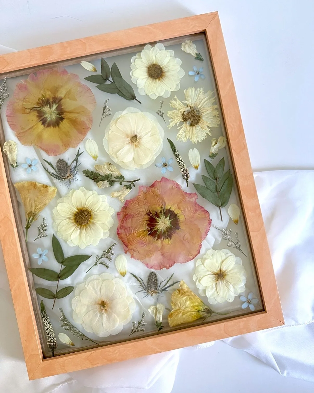 shh, don&rsquo;t tell anyone but abstract might be my favourite🤫🌸

11x14&rdquo; floating glass in light wood📸

#bouquetpreservation #flowerpreservation #2026wedding #weddingkeepsake #pressedflowerart