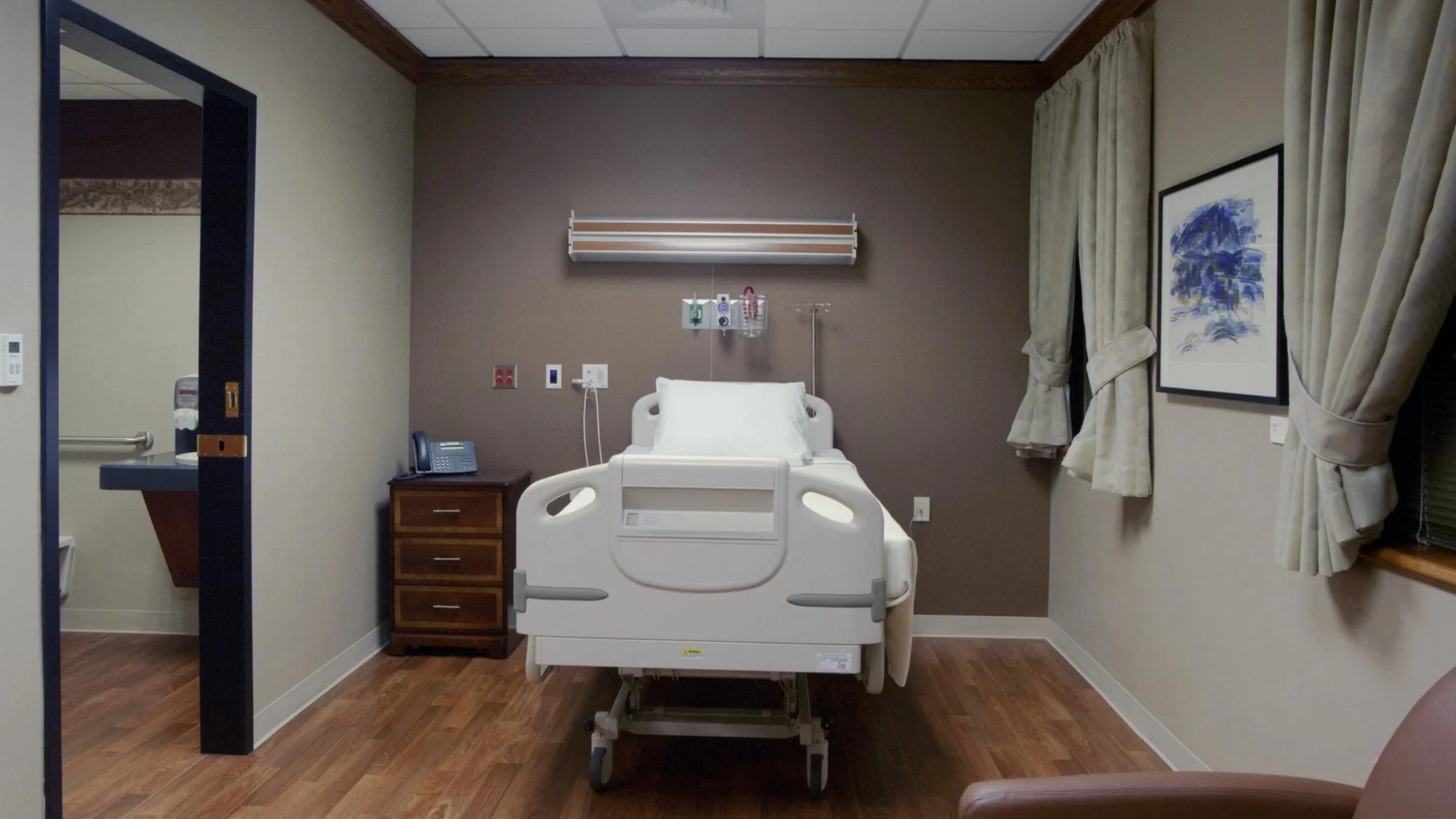HSSH-Interior-Patient+Bed-Photo-01-Large.jpg