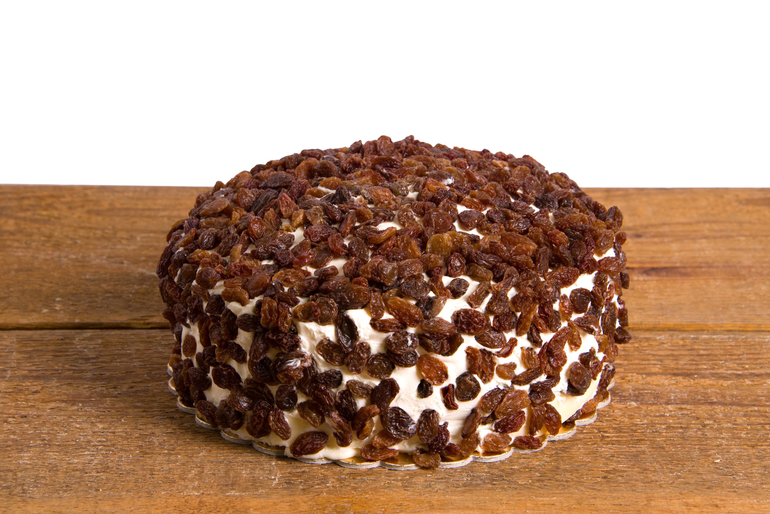 A round cake made of gorgonzola, mascarpone and raisins