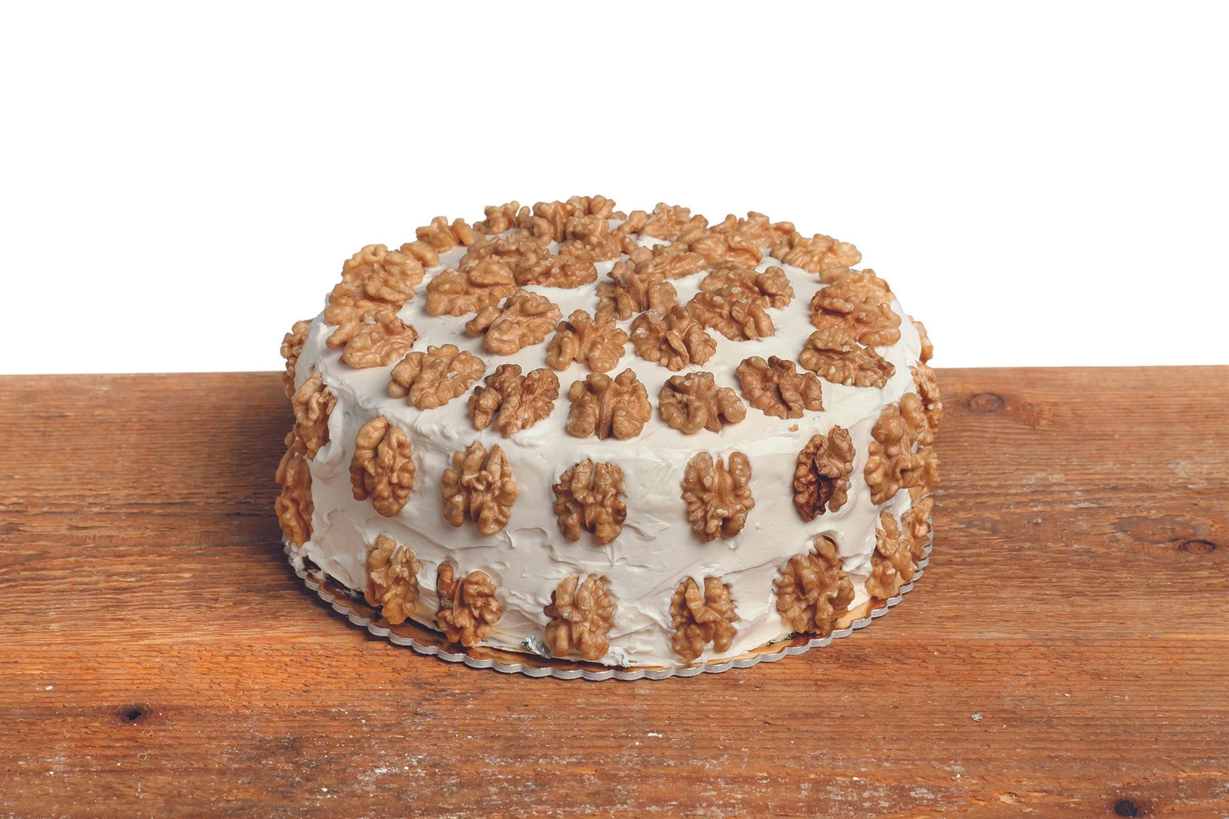 A round cake made of gorgonzola, mascarpone and walnut
