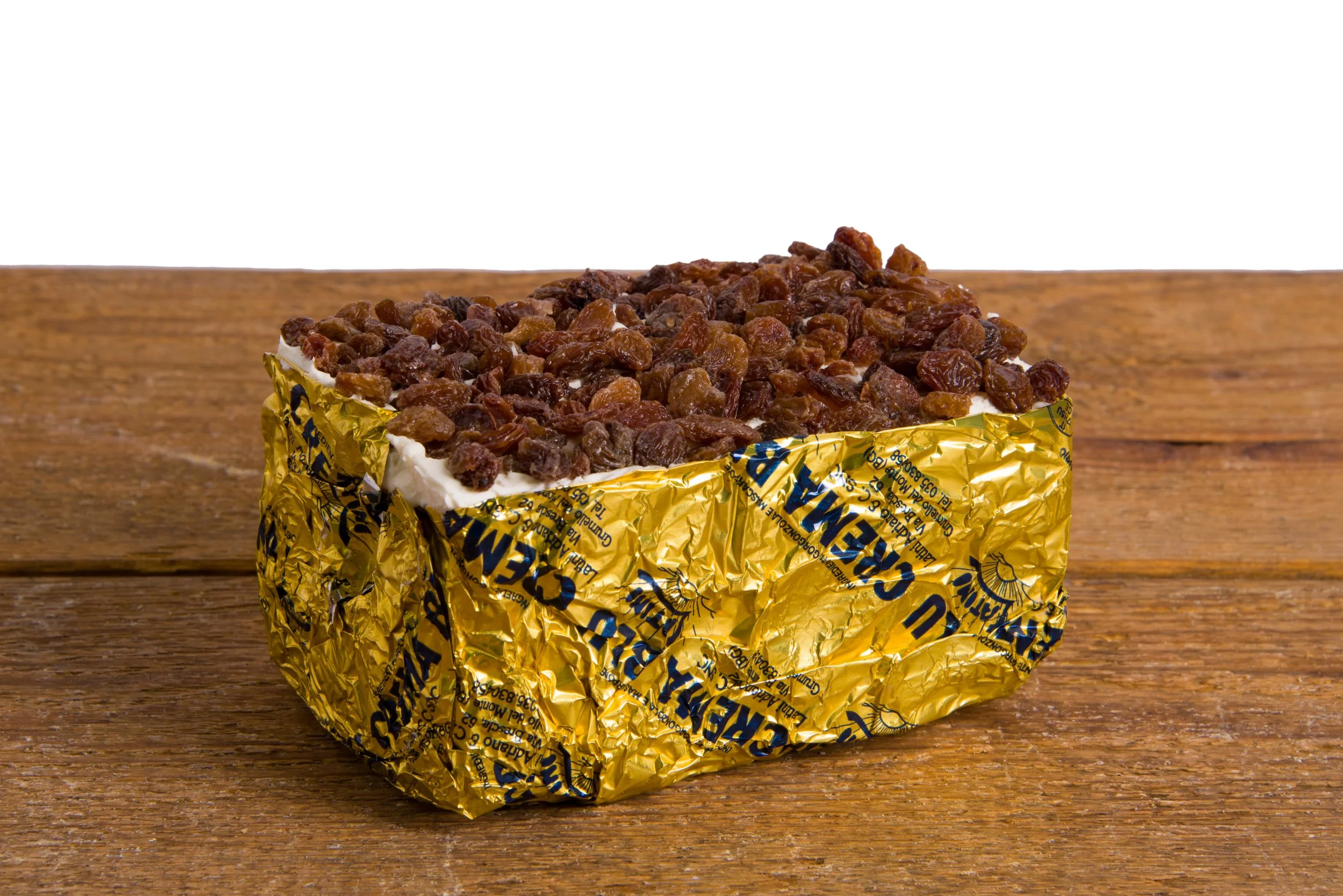 A square cake made of gorgonzola, mascarpone and raisins