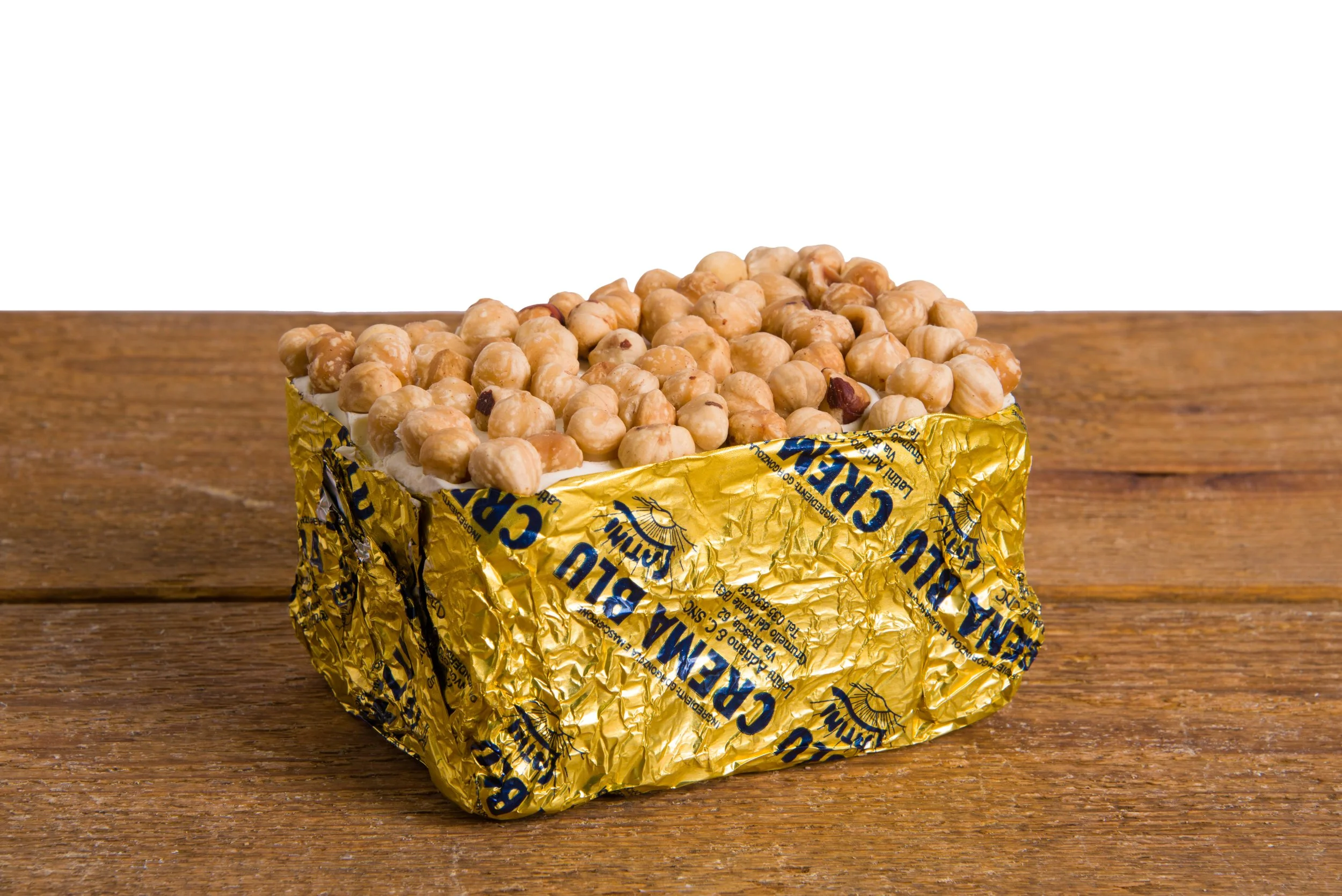  A square cake made of gorgonzola, mascarpone and hazelnuts