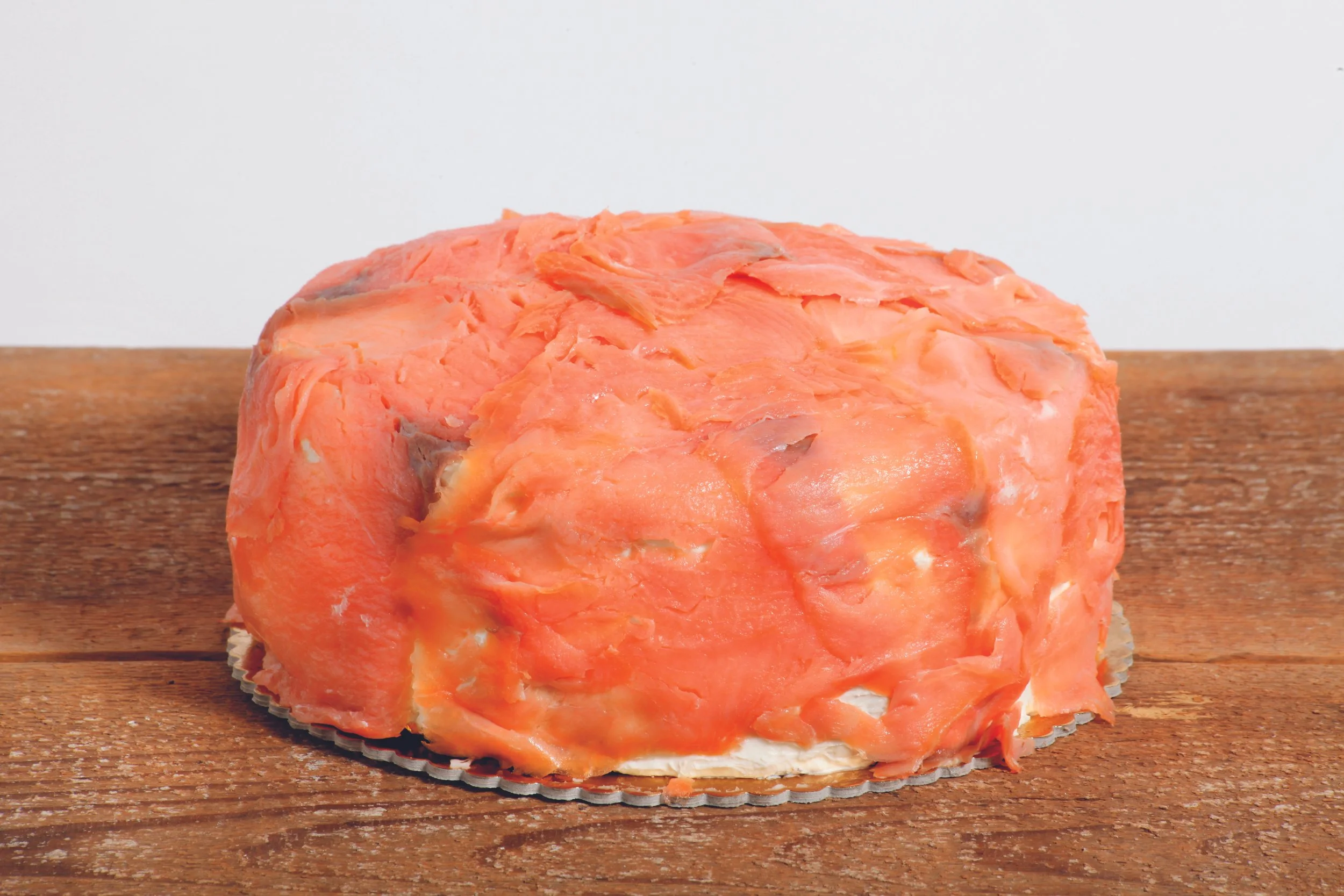 A round cake made of gorgonzola, mascarpone and salmon
