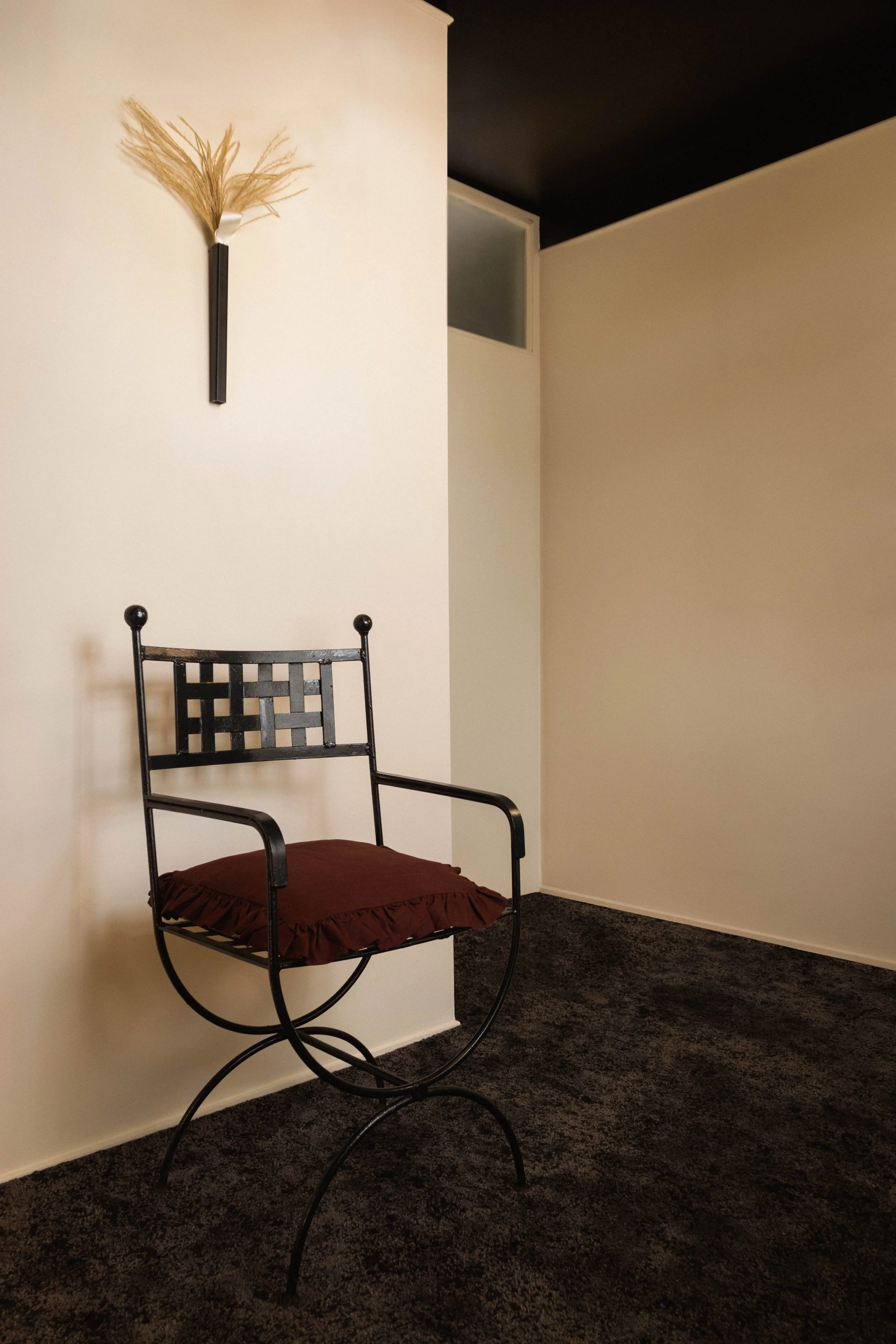 Office interior with off-white walls and a dark brown ceiling finished with a moulding, Reflections Office in Amsterdam