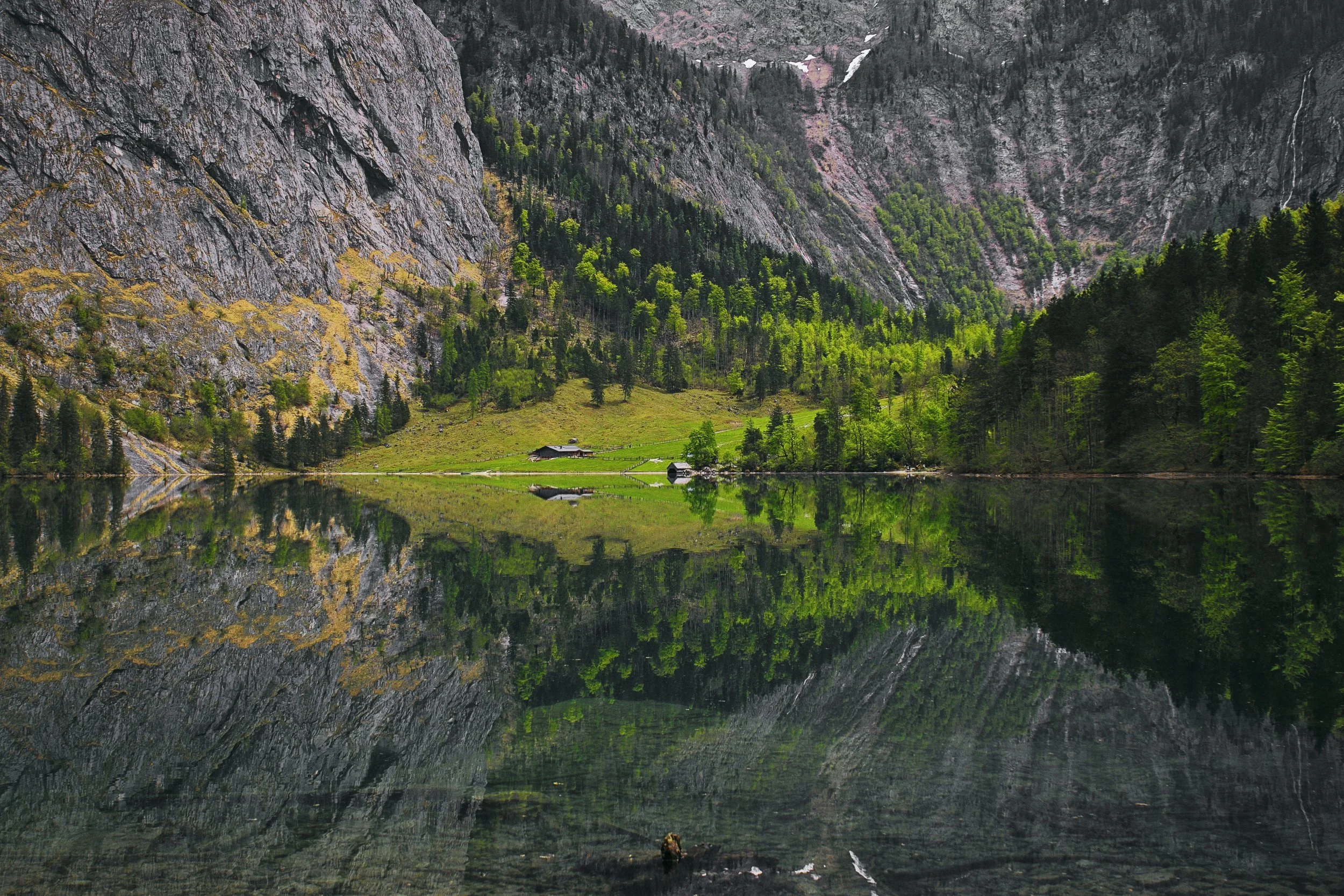 Blick auf Obersee und umgebendes Gebirge mit Spiegelung im Gewässer.