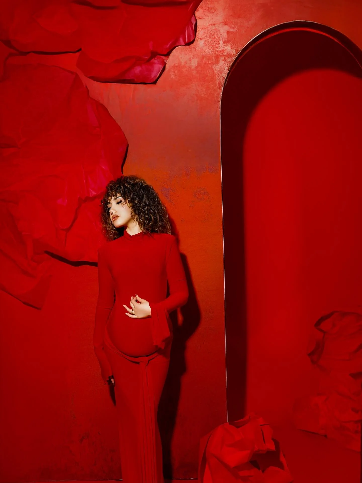 Some Images Captured At @btshutter Esther Kay&rsquo;s Set Creation Demo at @aftershootco booth

Gear
Camera @canonusa 
Light @westcottlighting 
Set @babydreambackdrops 
Gown @sartoria_partenopea 
Model @alannahallure 
Creative director @estherkayphot