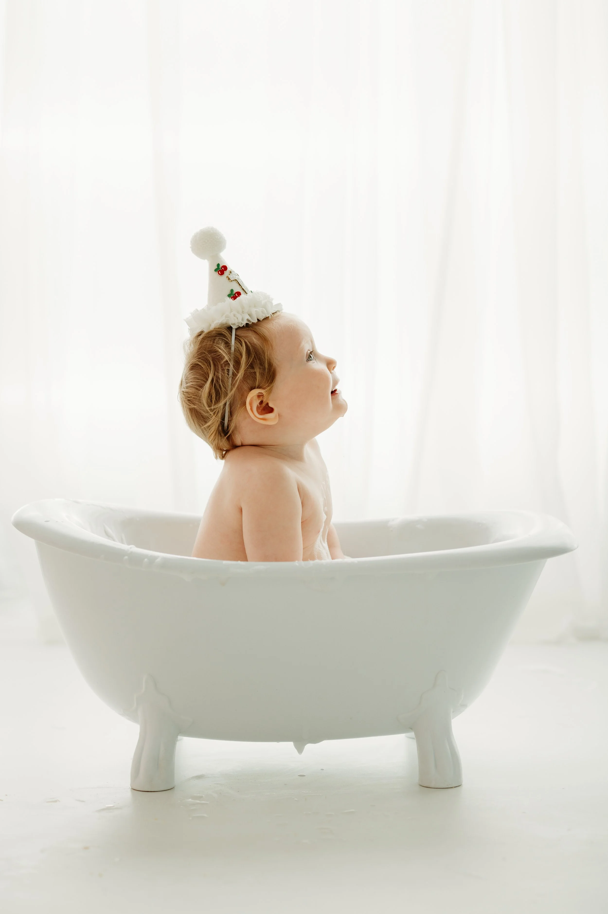 Nashville, TN first birthday photo session with bubble bath near Pleasant View, TN