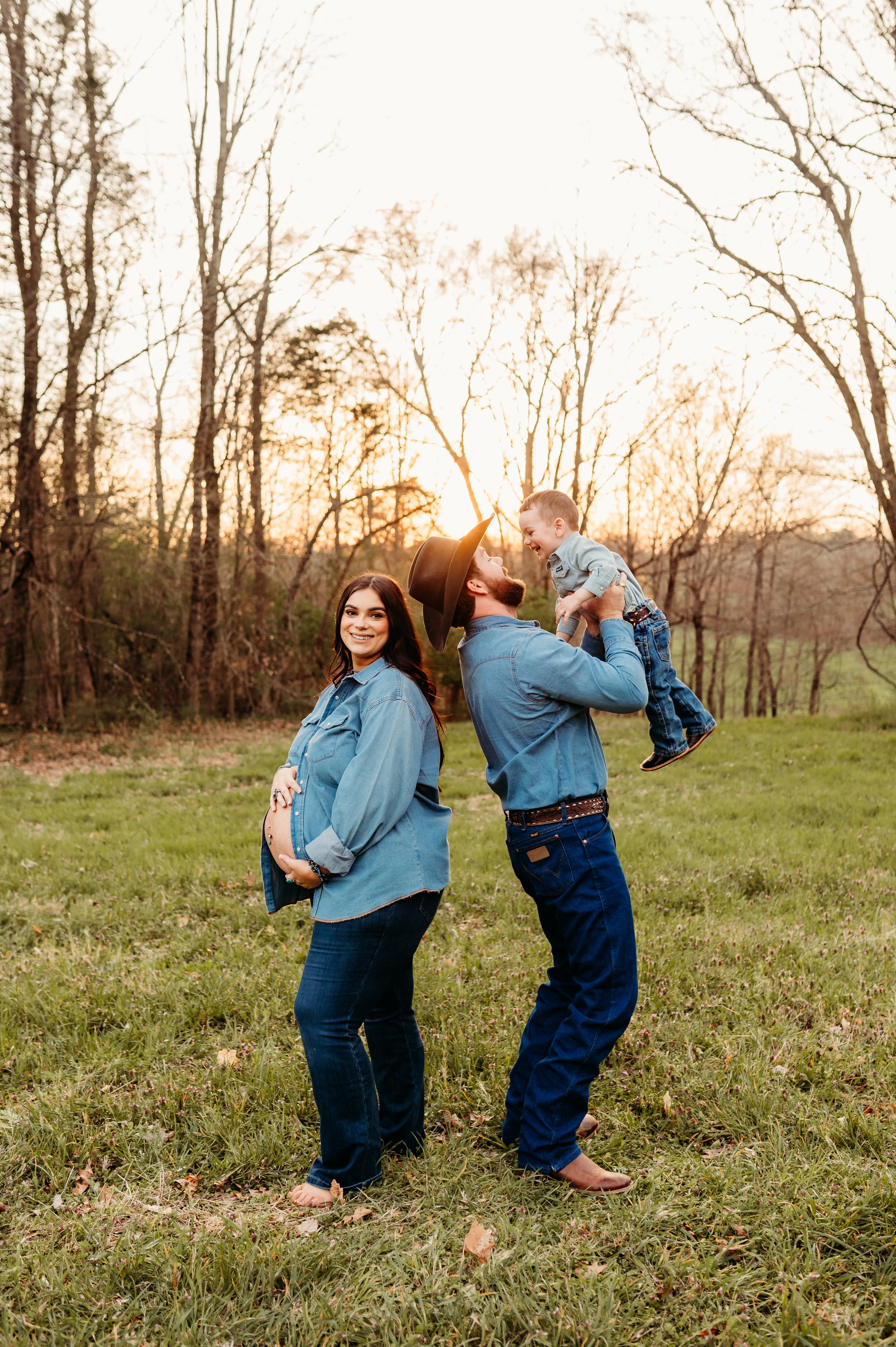 outdoor maternity and family session near Ashland City, TN