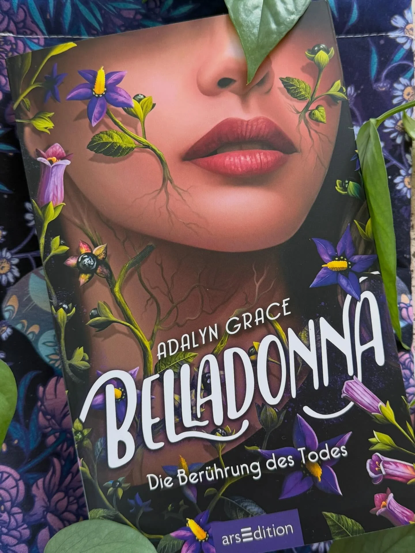 Starting our book club with&hellip;.

🖤📚 Belladonna von Adalyn Grace
Signa Farrow hat ihr ganzes Leben den Tod begleitet &ndash; sie kann ihn sehen, mit ihm sprechen und seiner N&auml;he nicht entkommen. Als auf dem d&uuml;steren Anwesen ihrer Fami