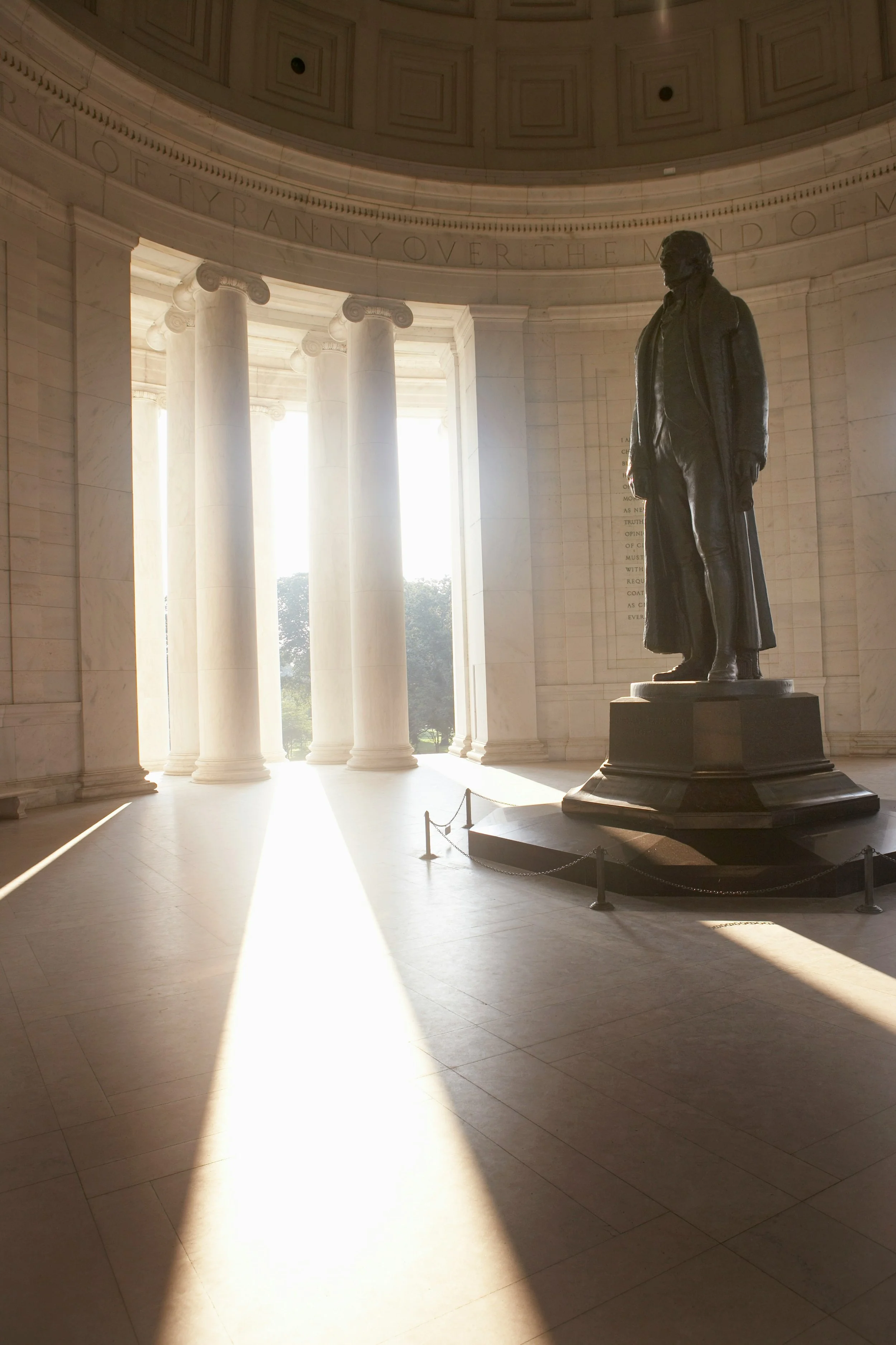 Statue de Thomas Jefferson à l'intérieur du Lincoln Memorial, avec des colonnes de marbre et une lumière naturelle entrant par une ouverture derrière.