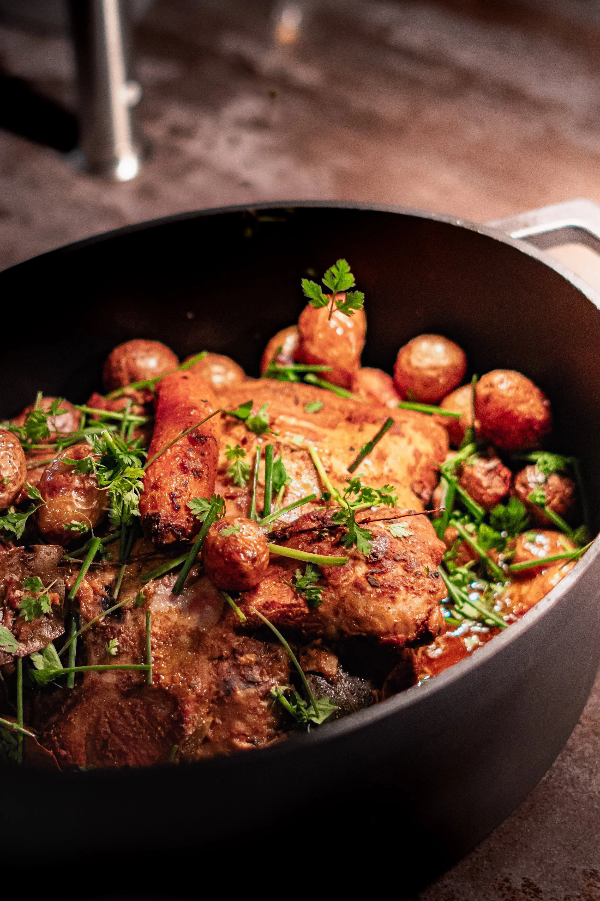 Rôti de viande accompagné de petites pommes de terre, garni de persil frais.