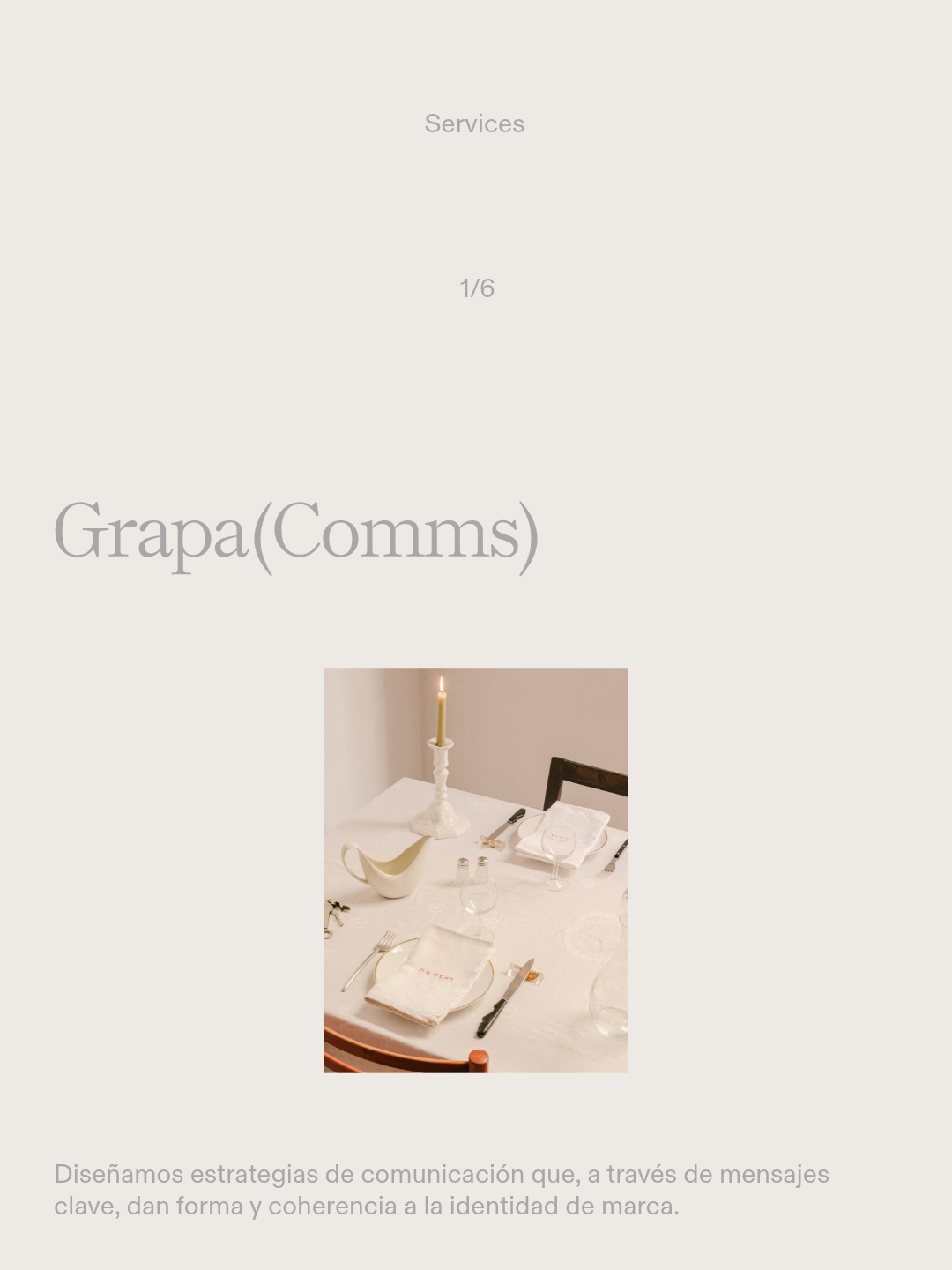 Mesa de comedor con posata, copa, cuchillo, tenedor, plato, servilleta y vela, decorada en estilo elegante.