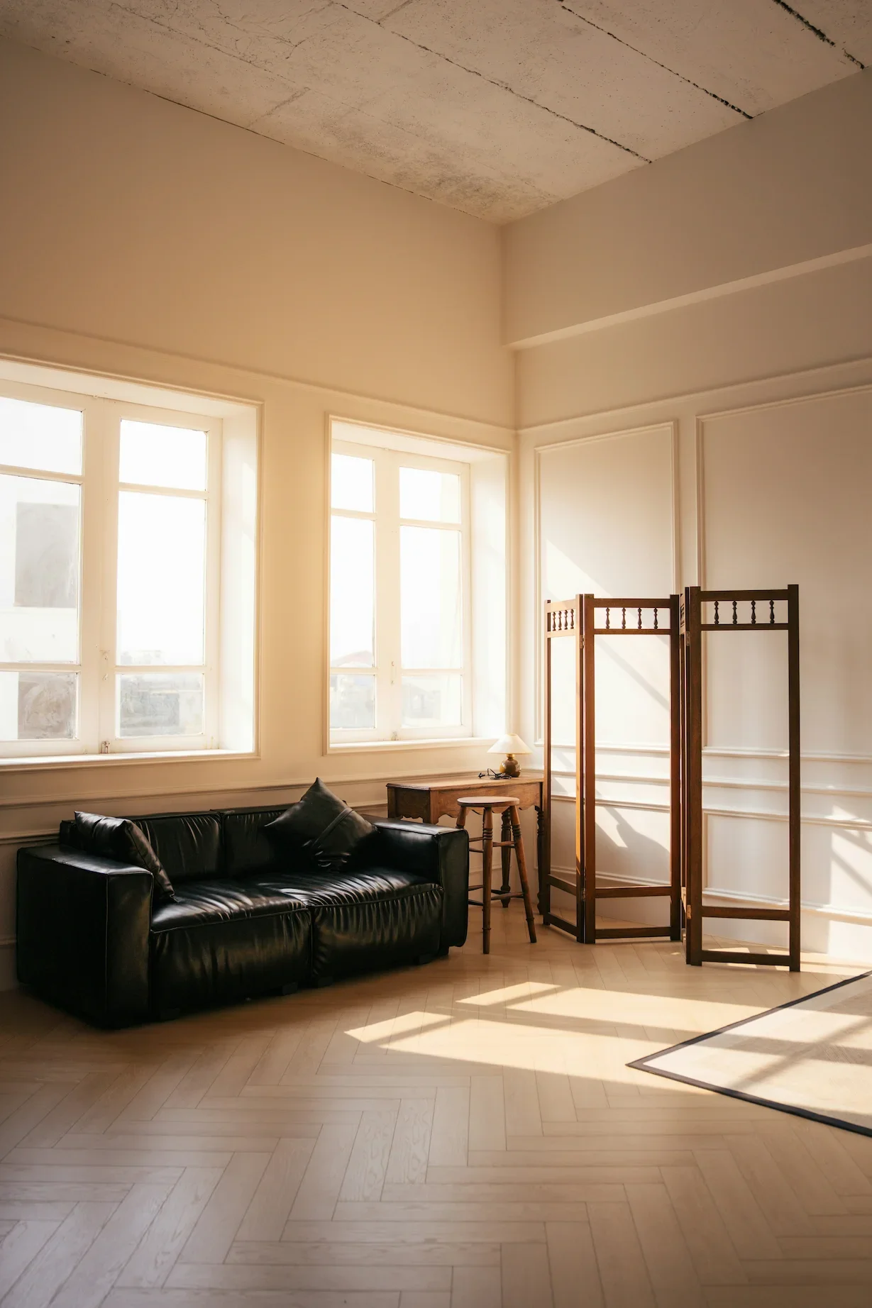Habitación de invitados con objetos de almacenaje sobre la cama