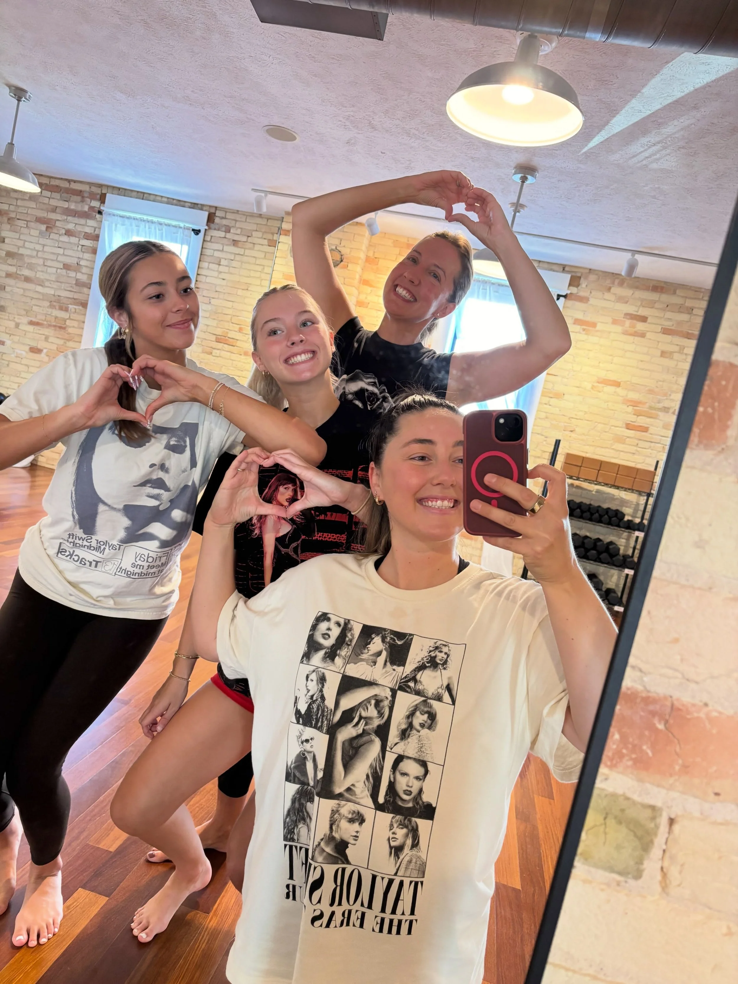 HAPPY SATURDAY from our T Swift crew 💛 

Next themed classes:
Oct 6 @ 6:30/7:30 am ➡️ Y2K RAP BATTLE
Oct 8 @ 6:15 pm ➡️ BOY BAND EDITION 

See you there! 🔥💪🏻
