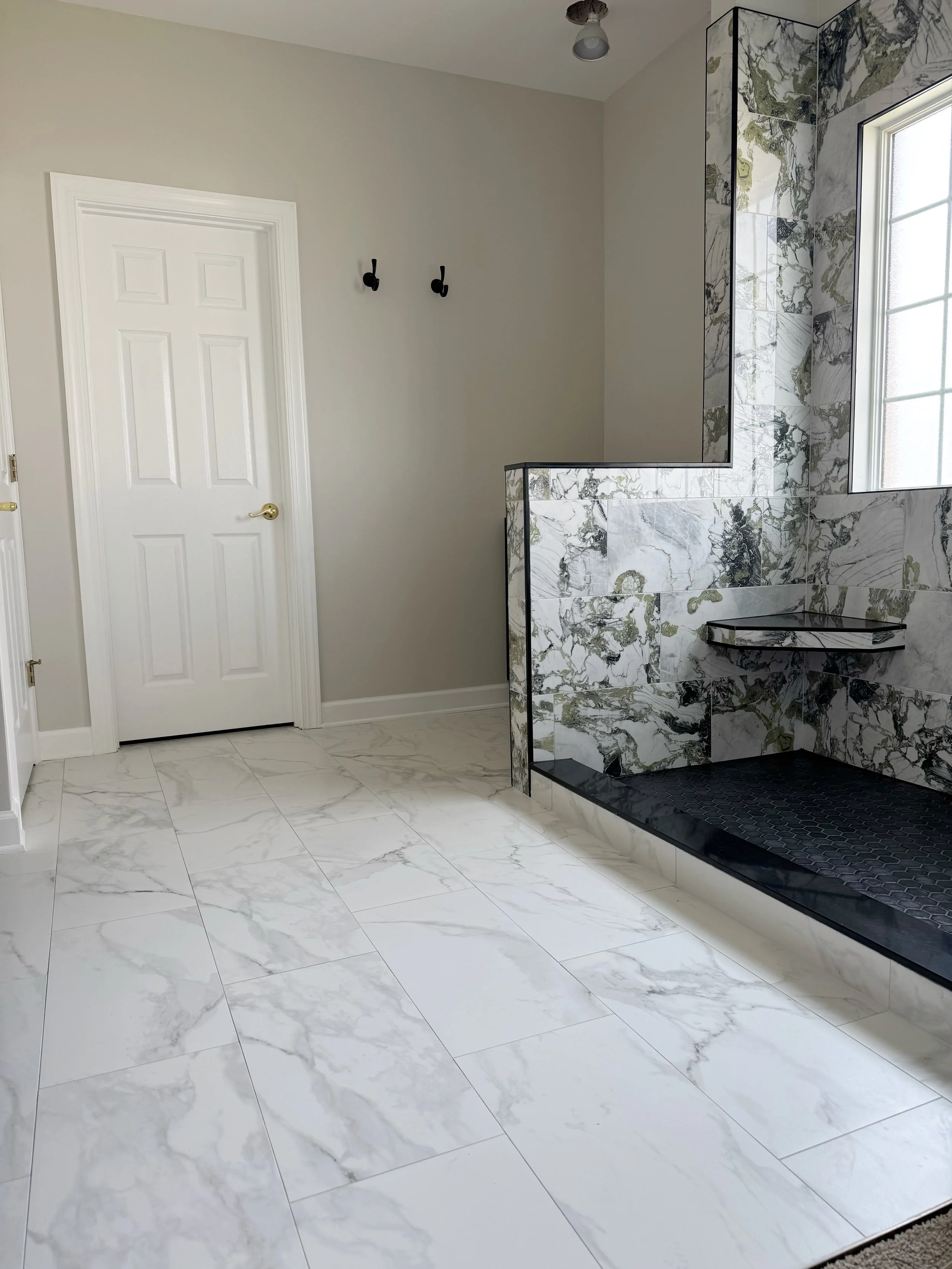 Master Bathroom Update - Modern Finishes.
Black trim accents, custom shelvings, and build-in bench, with full painting and new trim installation. 