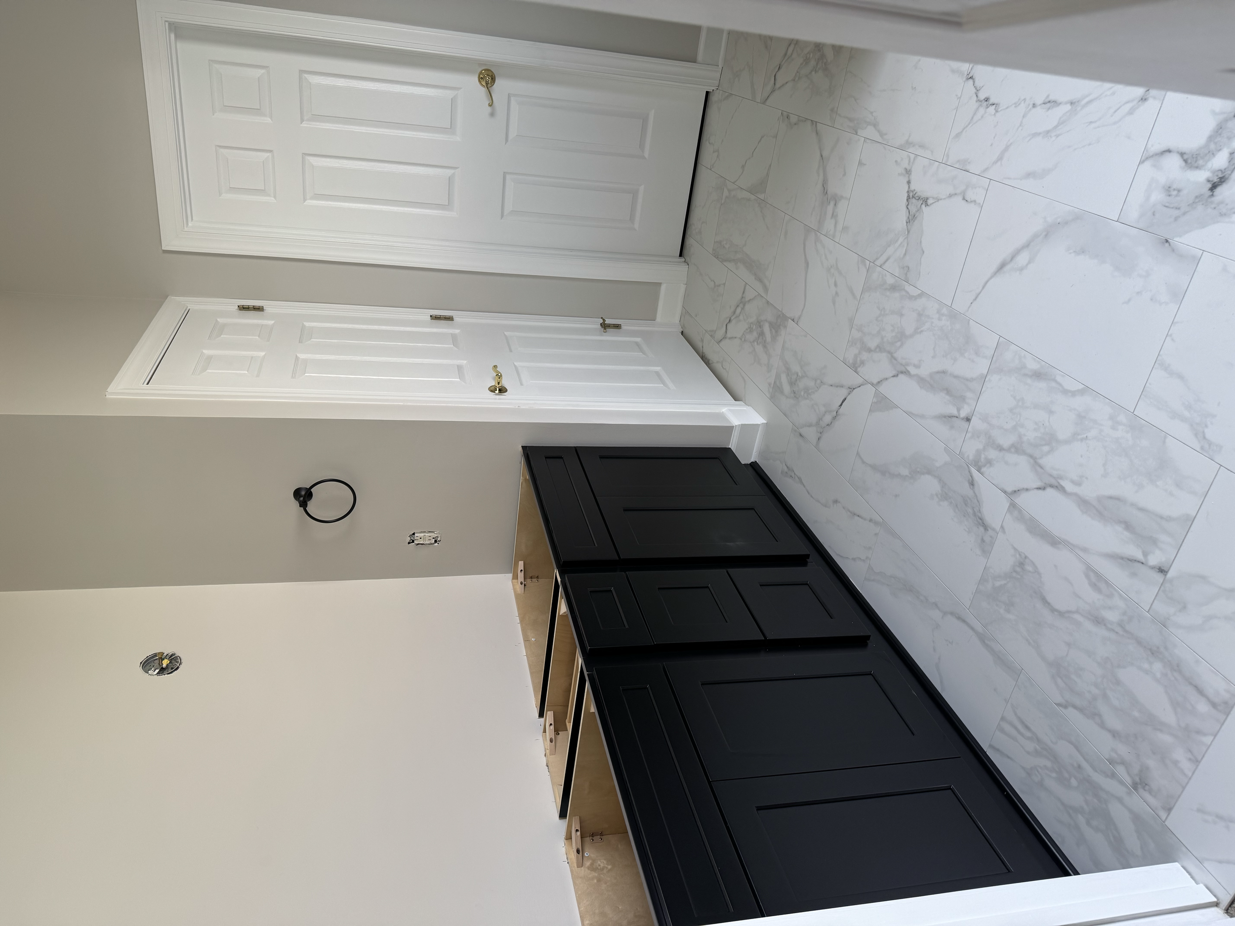 Master Bathroom Update - Modern Finishes.
Black trim accents, custom shelvings, and build-in bench, with full painting and new trim installation. 