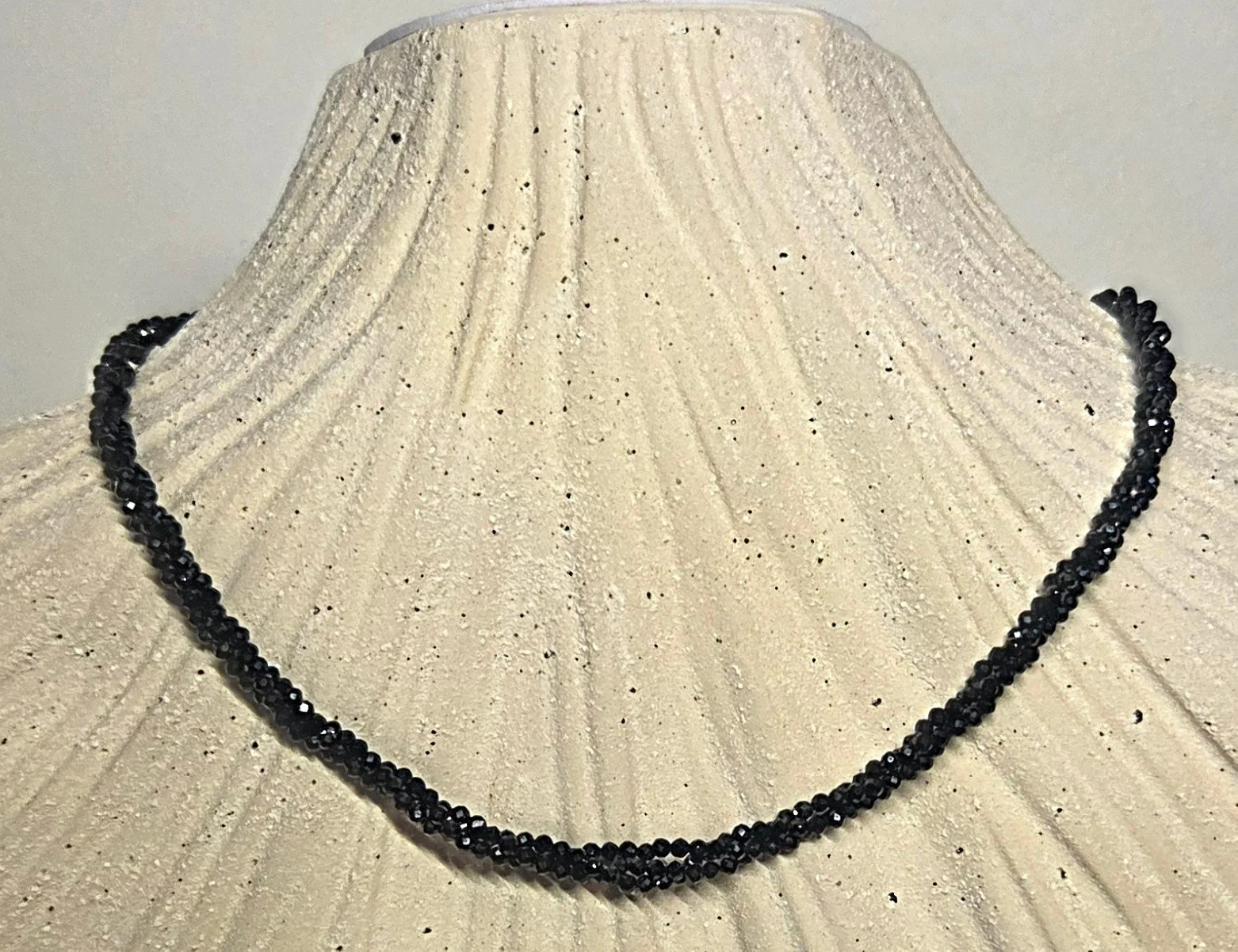 Black Spineal Three Necklace