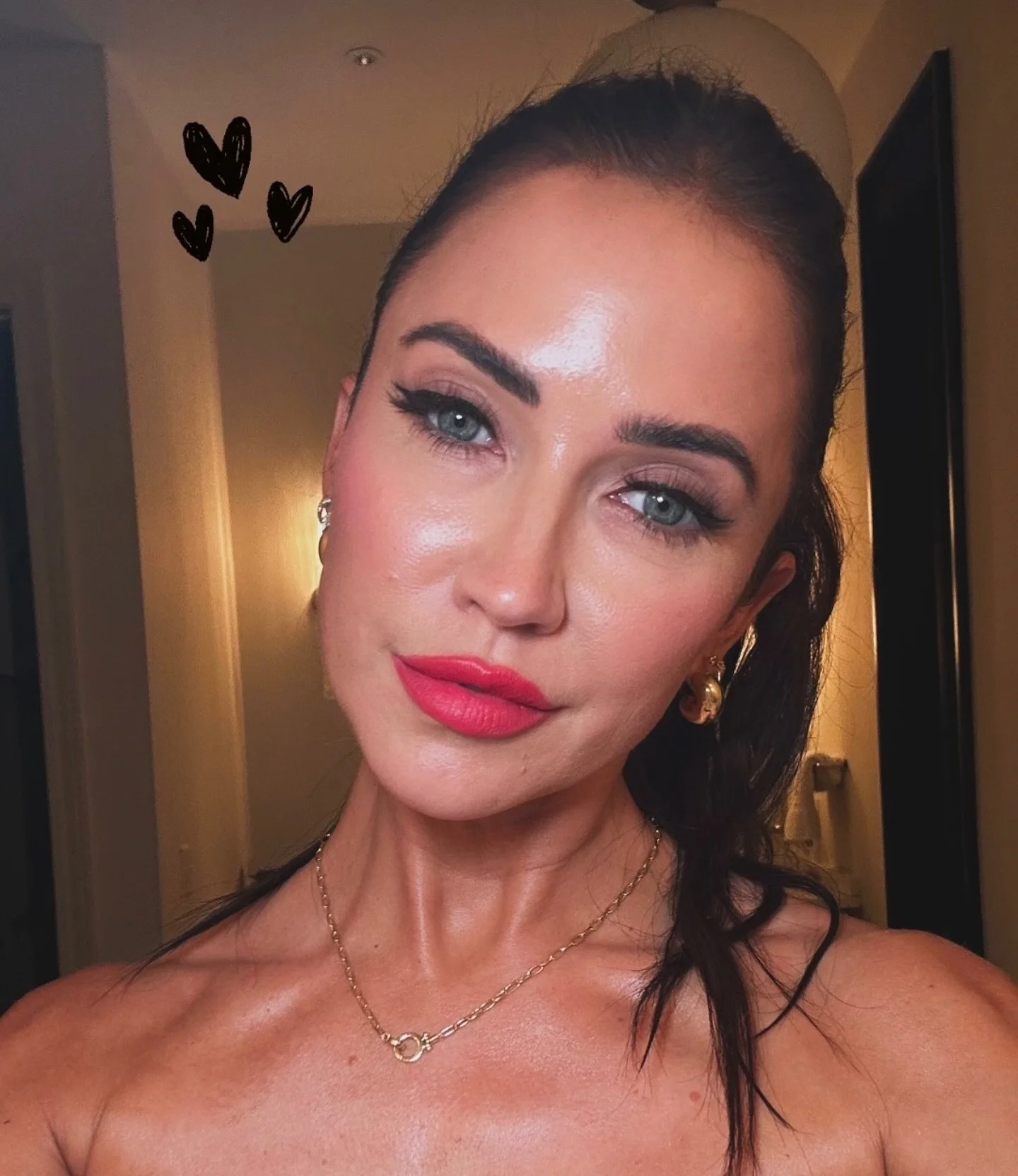 It's true! We had the pleasure of bronzing the incredible @kaitlynbristowe and her bestie Bri last week! 
It was a wonderful night getting this busy beauty ready for her packed schedule.

Here at studio SKiNBAR we specialize in getting you photo-read