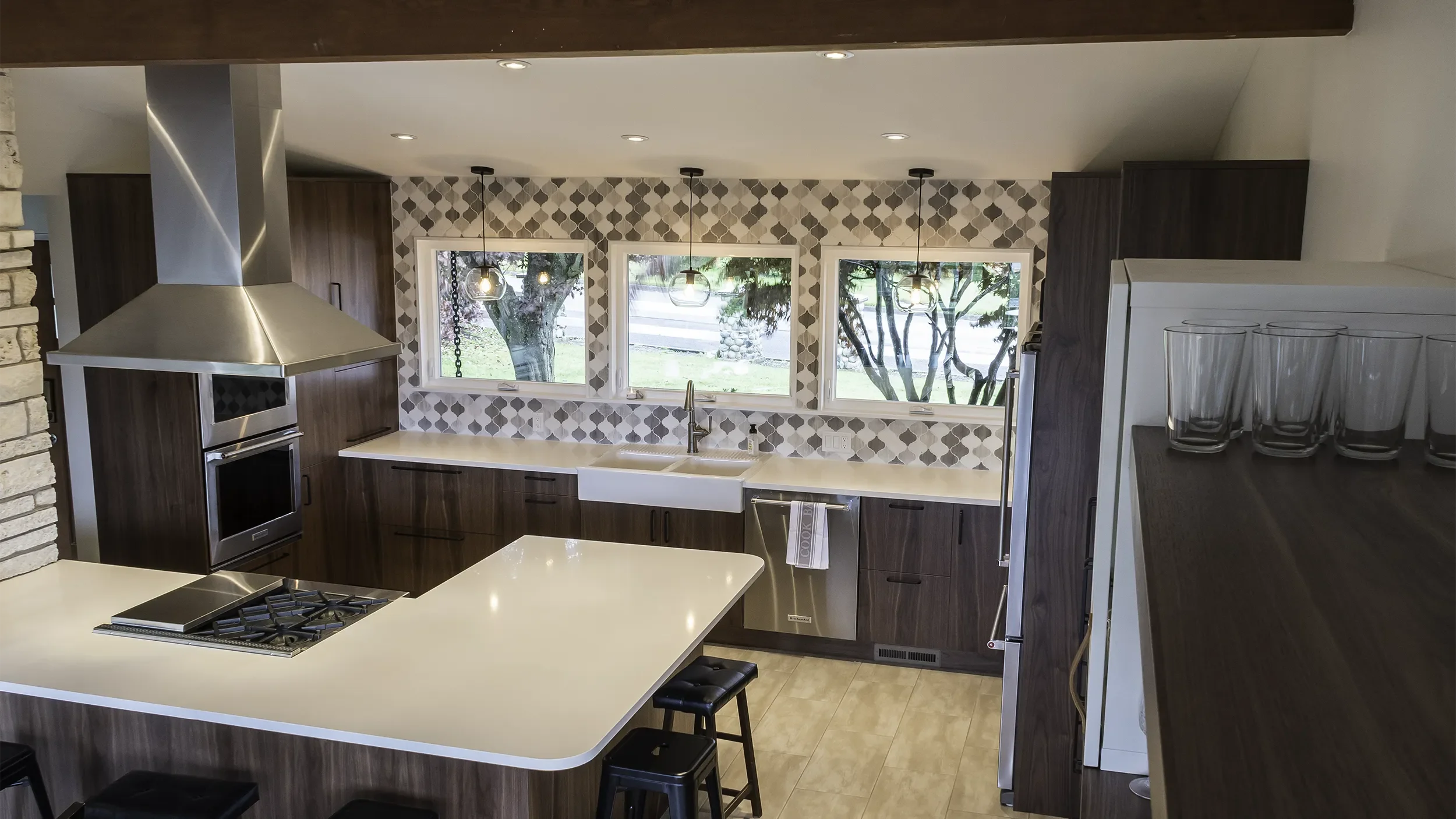 seattle-kitchen-white-quartz-peninsula-canopy-hood-farmhouse-sink-bar-seating.webp