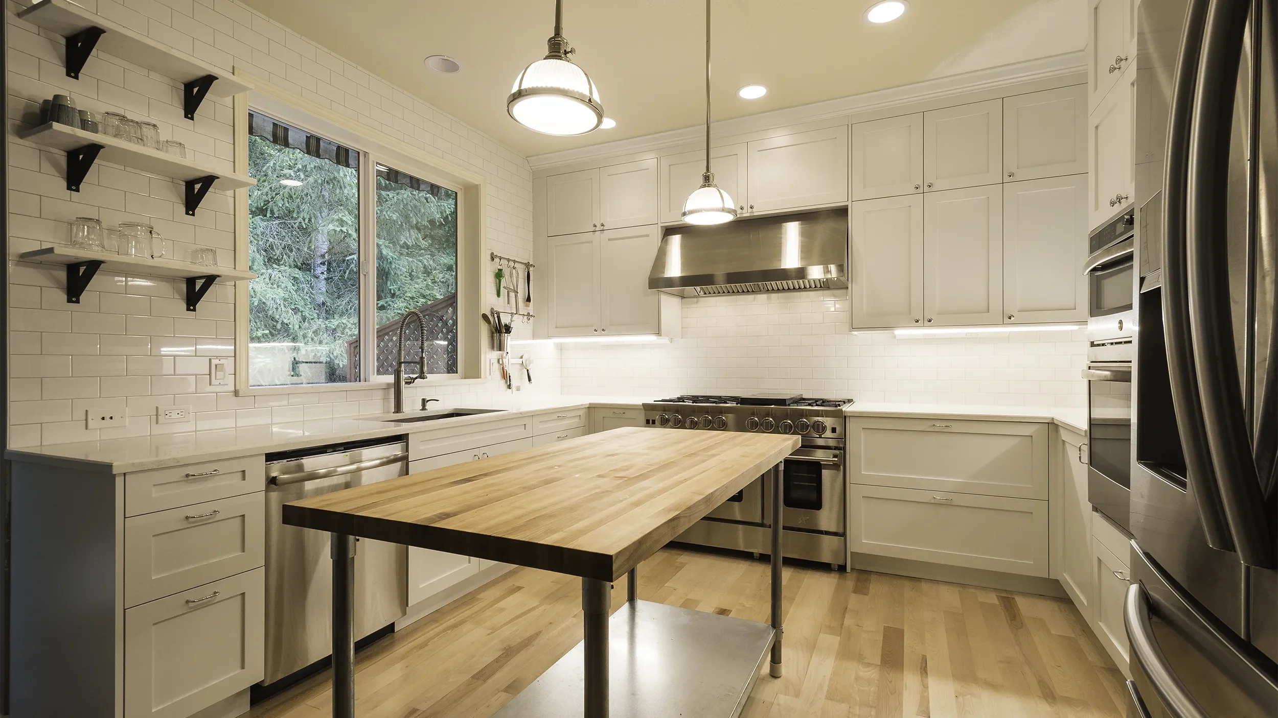 redmond-kitchen-remodel-white-shaker-cabinets-blue-star-professional-range.webp