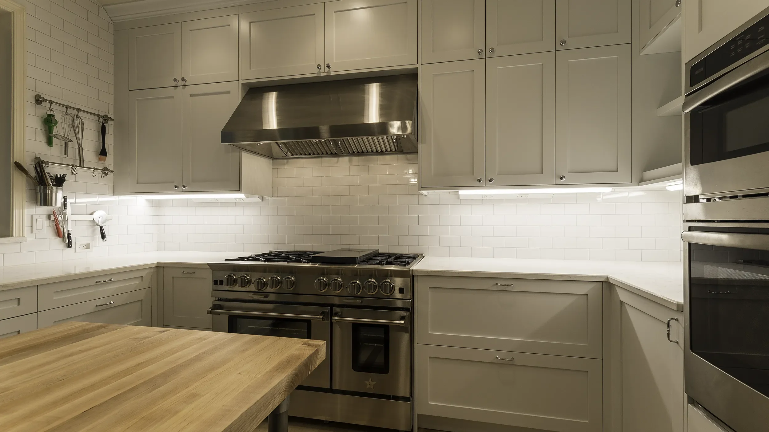 redmond-kitchen-remodel-professional-blue-star-range-commercial-hood-subway-tile.webp