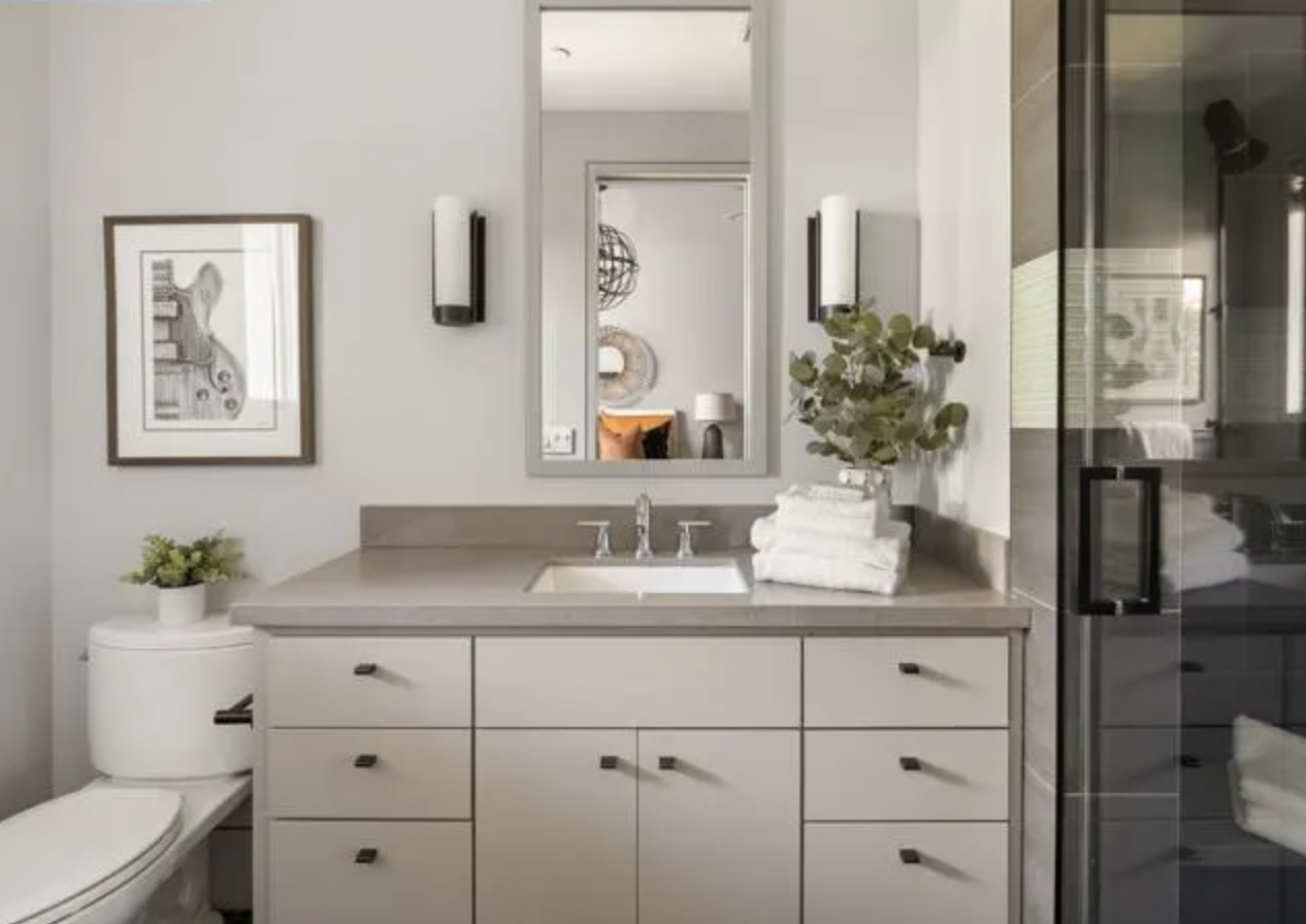 80-lark-place-alamo-secondary-bathroom-home-staging.png
