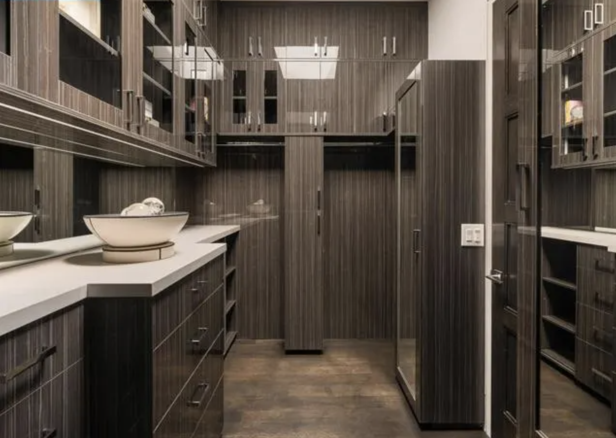 80-lark-place-alamo-walk-in-closet-home-staging.png