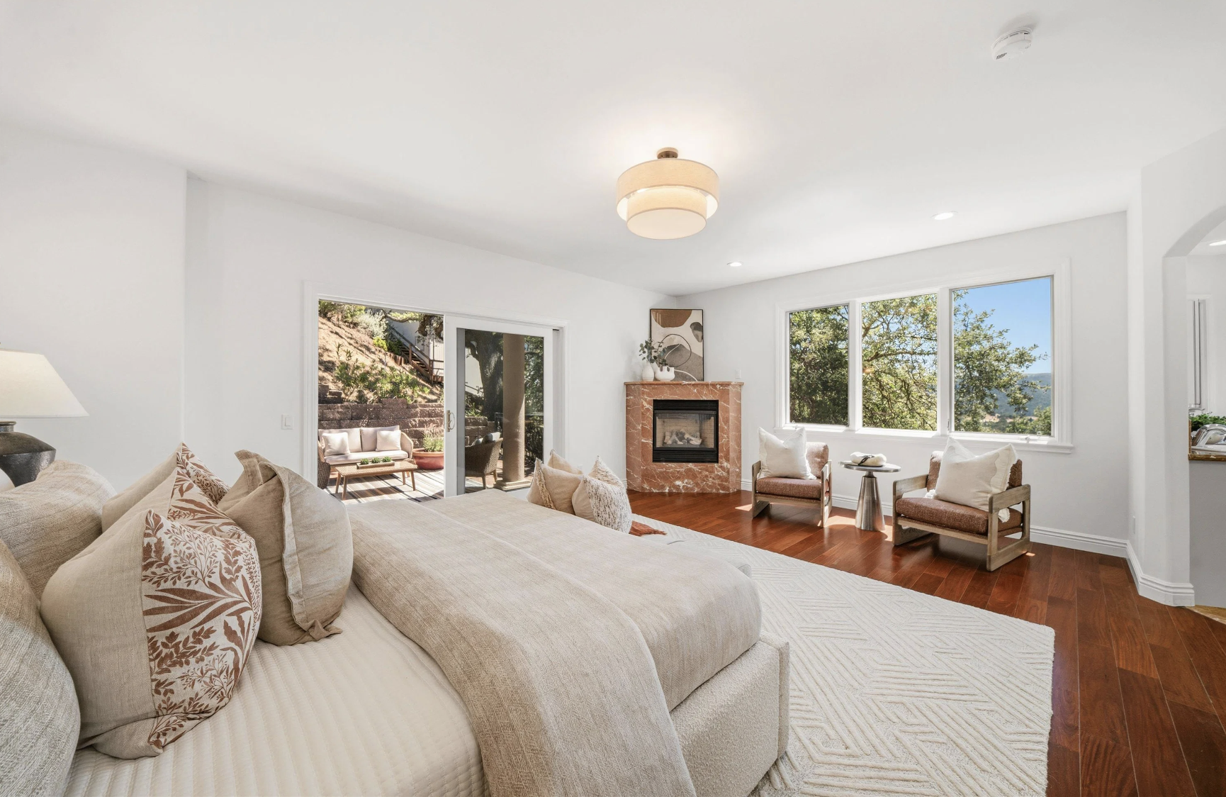 554-oakshire-alamo-primary-suite-seating-home-staging.png