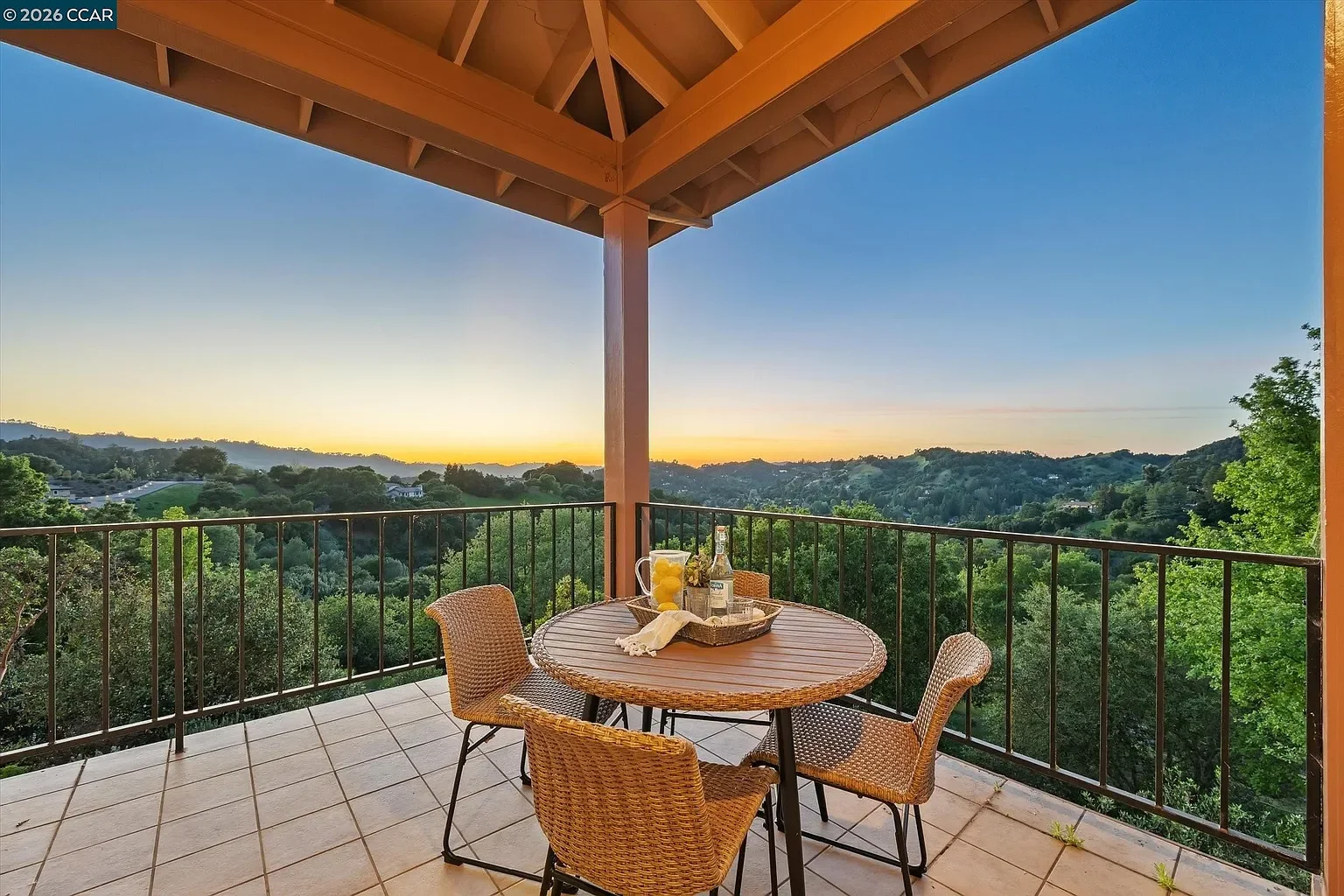 1-gardiner-court-orinda-covered-patio.webp