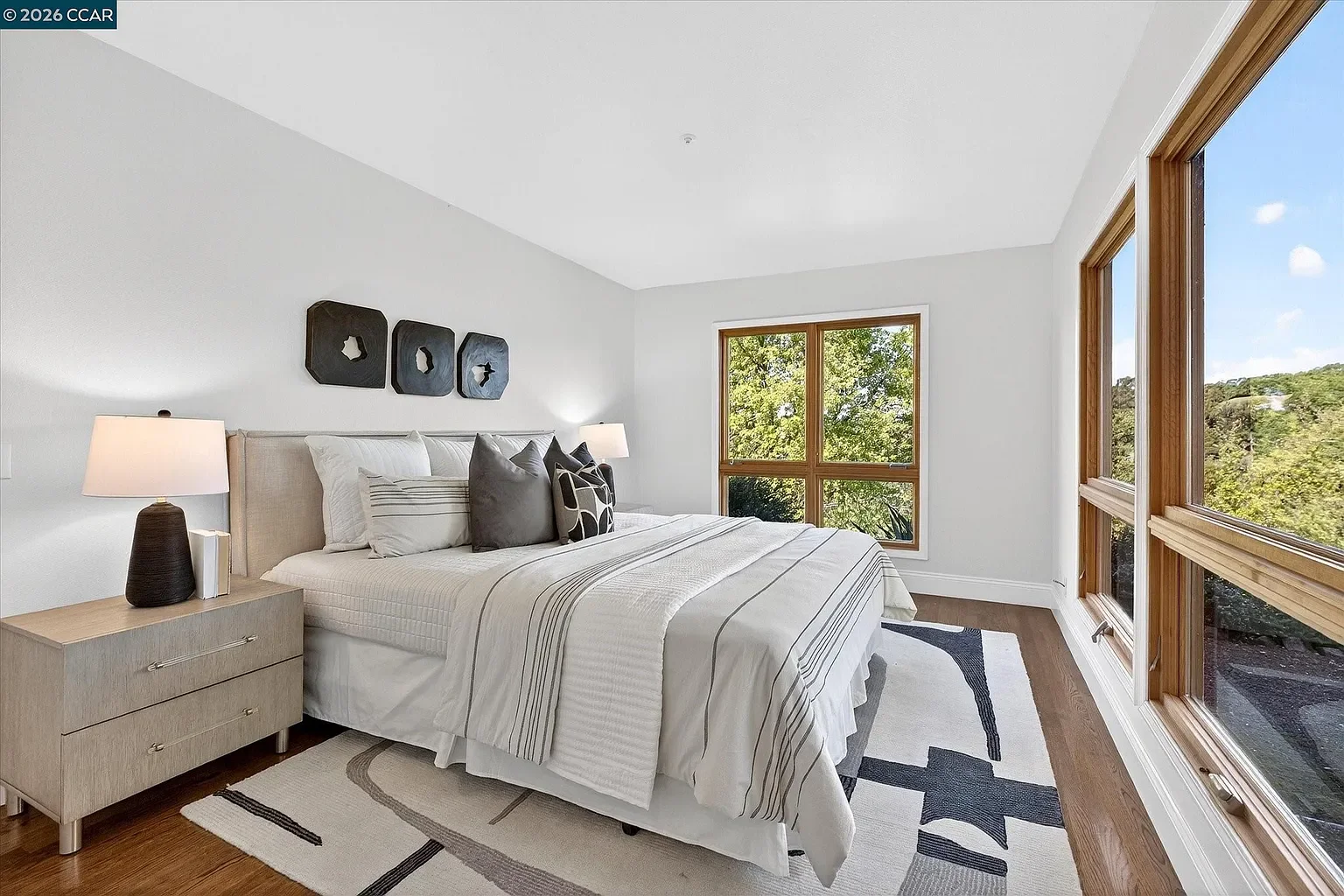 1-gardiner-court-orinda-guest-bedroom.webp