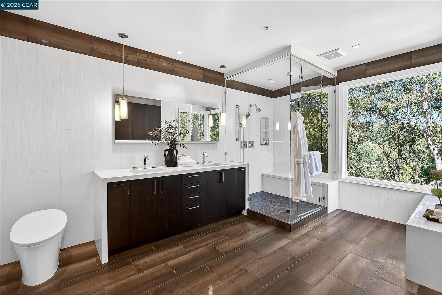 1-gardiner-court-orinda-primary-bathroom.webp