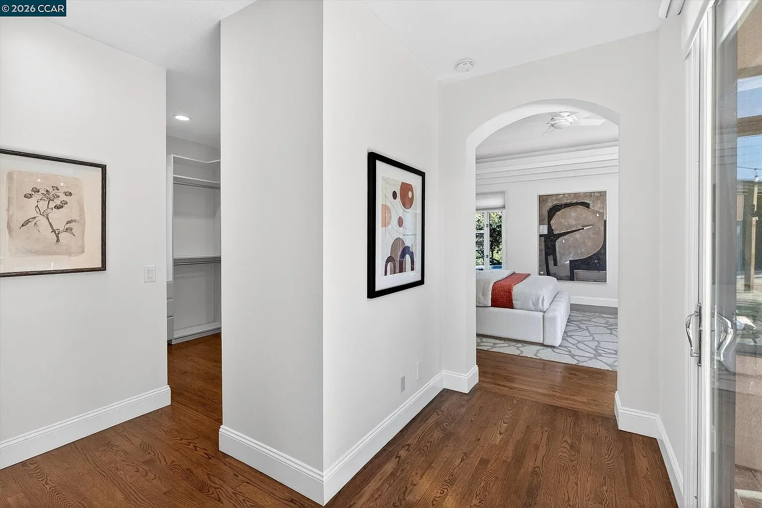 1-gardiner-court-orinda-hallway.webp
