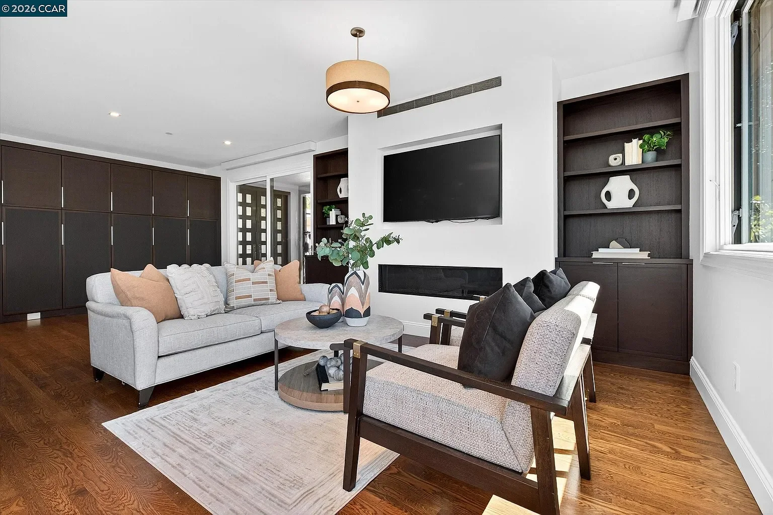 1-gardiner-court-orinda-open-concept-family-room.webp