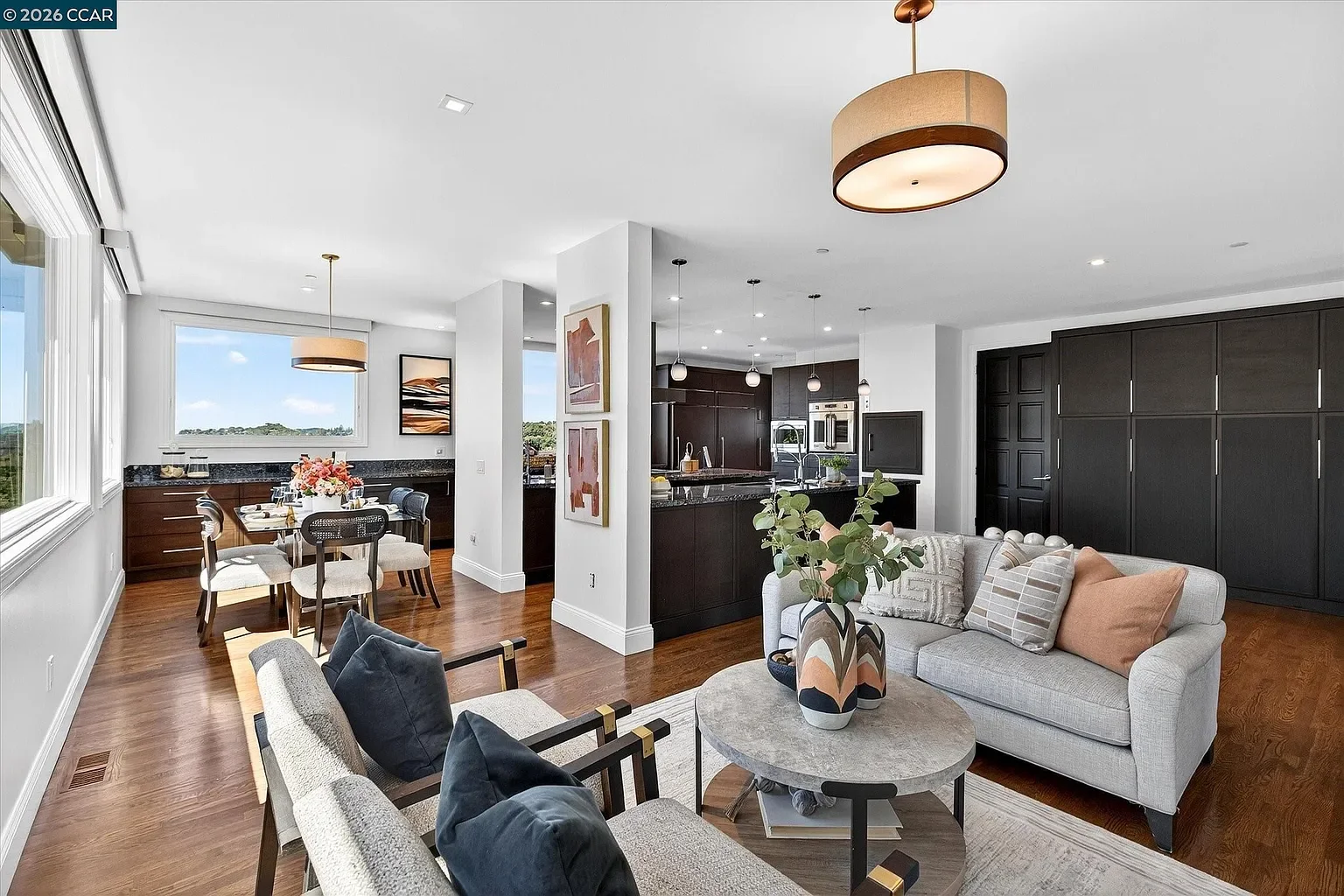 1-gardiner-court-orinda-family-room.webp