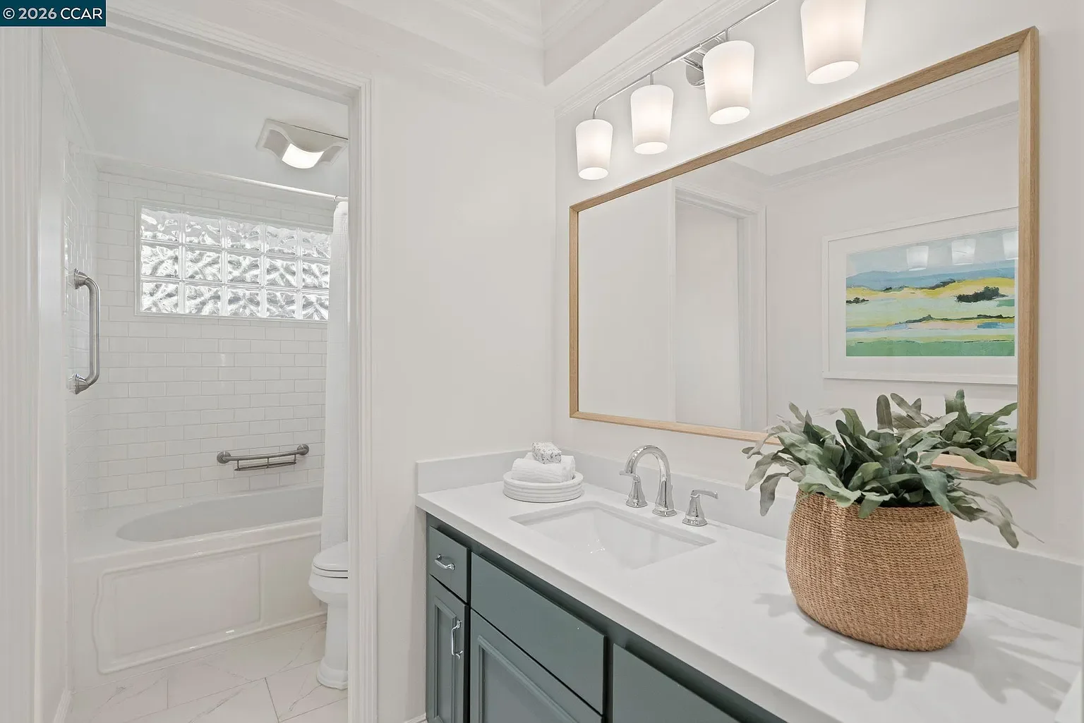 moraga-home-staging-primary-bathroom.webp