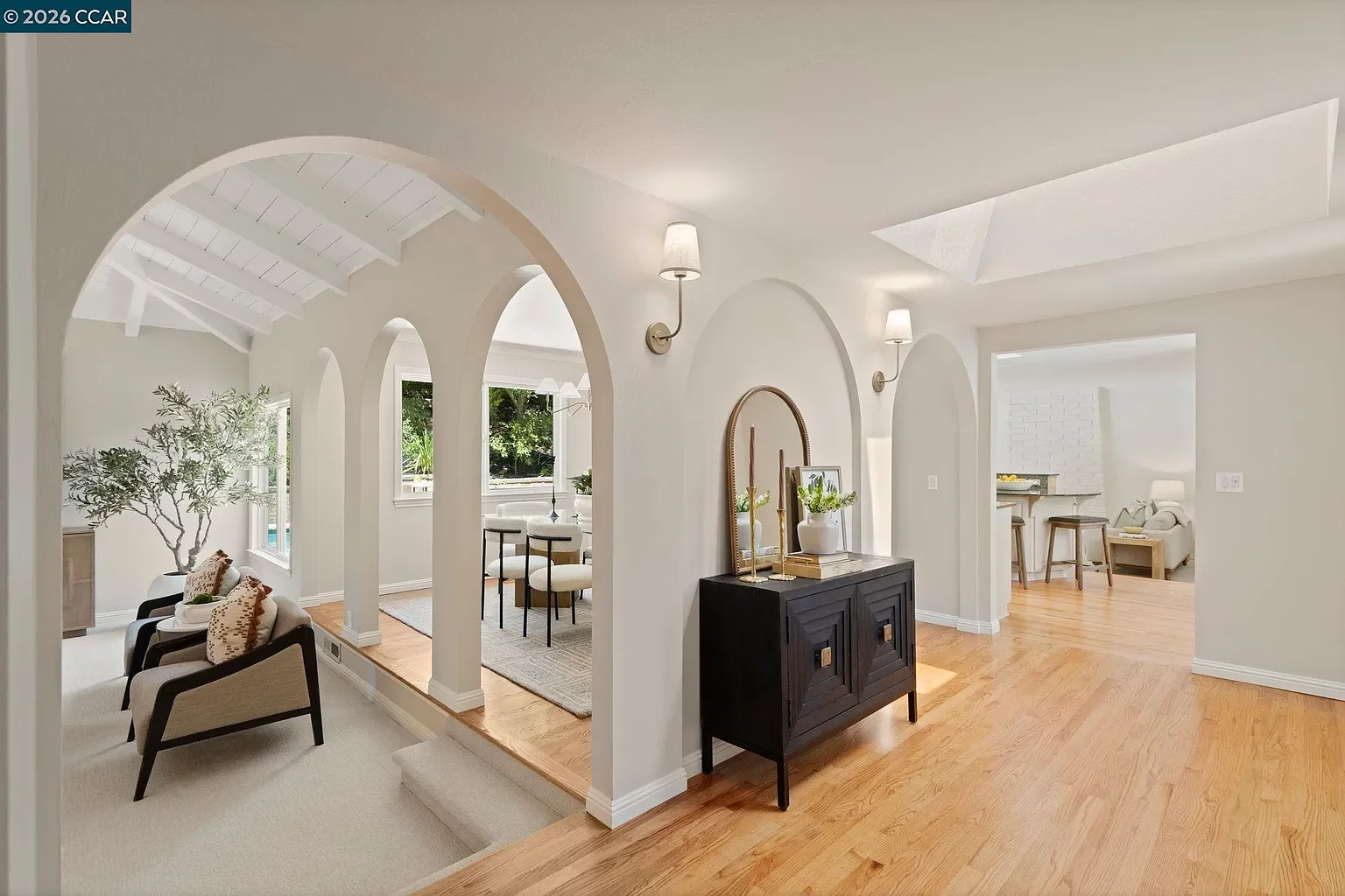moraga-home-staging-arched-foyer.webp