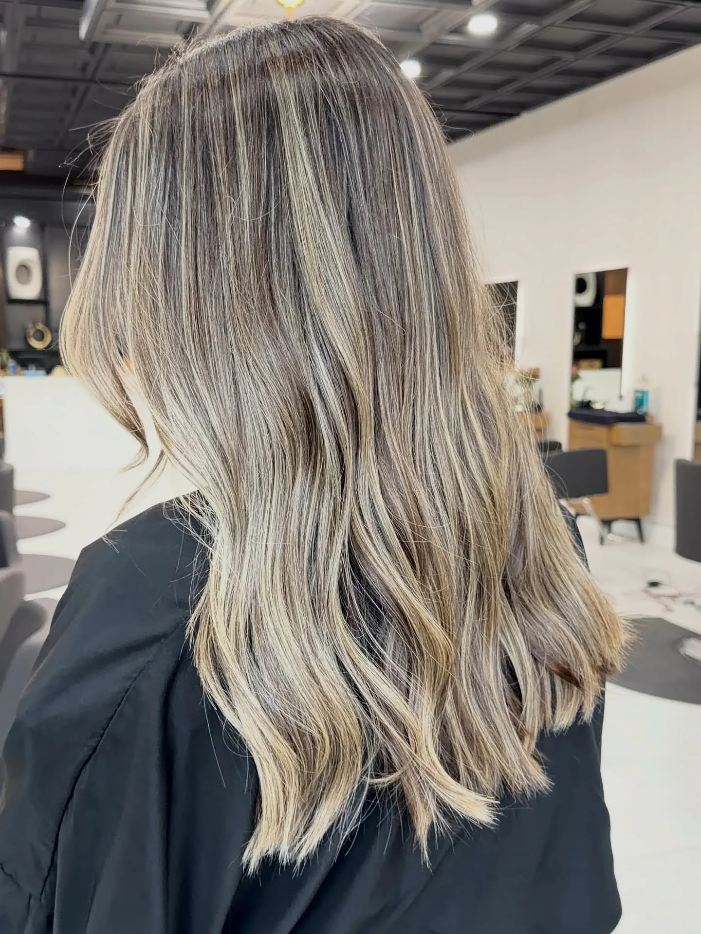Did I hear wedding bells? 💍
We brightened her up with the softest bridal blonde just in time for &lsquo;I do.&rsquo;

#bridalblonde #weddinghaircolor #dimensionalblonde #newbraunfelshairstylist #arnoldandmane