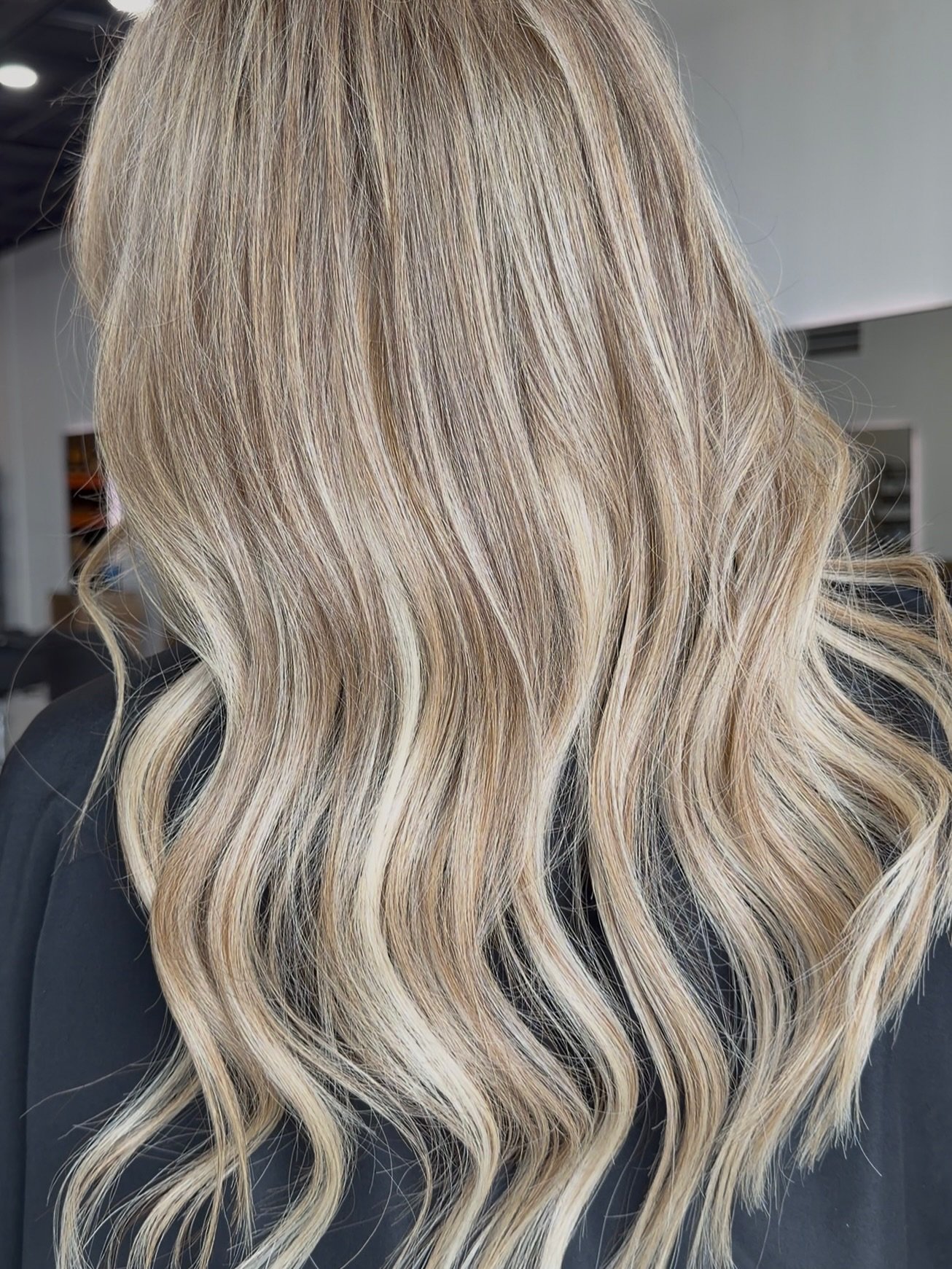 From grown-out + flat ➡️ bright, blended, and full ✨
Added one row of extensions for subtle fullness and dimension.

Low maintenance blonde that still makes a statement 🤍