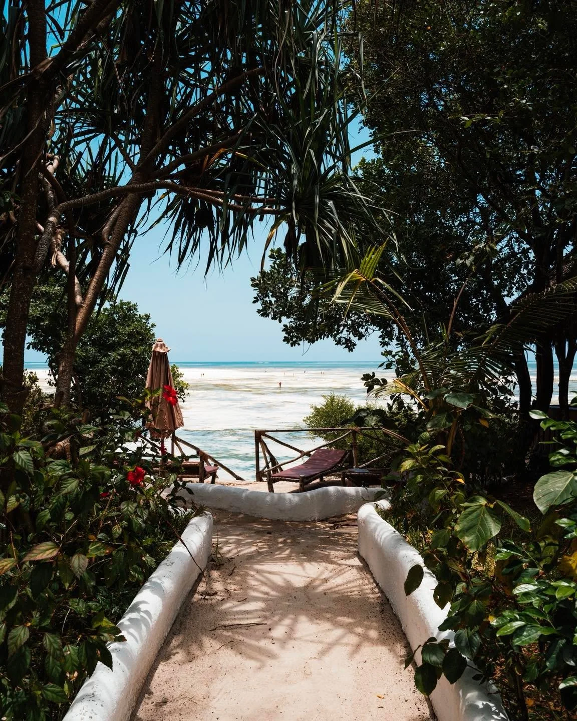 Surrendering to the absolute stillness of the Indian Ocean. This is a masterclass in barefoot luxury, trading formal dining rooms for private coastal paths, ice-cold local lagers by the infinity edge, and flawlessly executed, wild-caught seafood. The