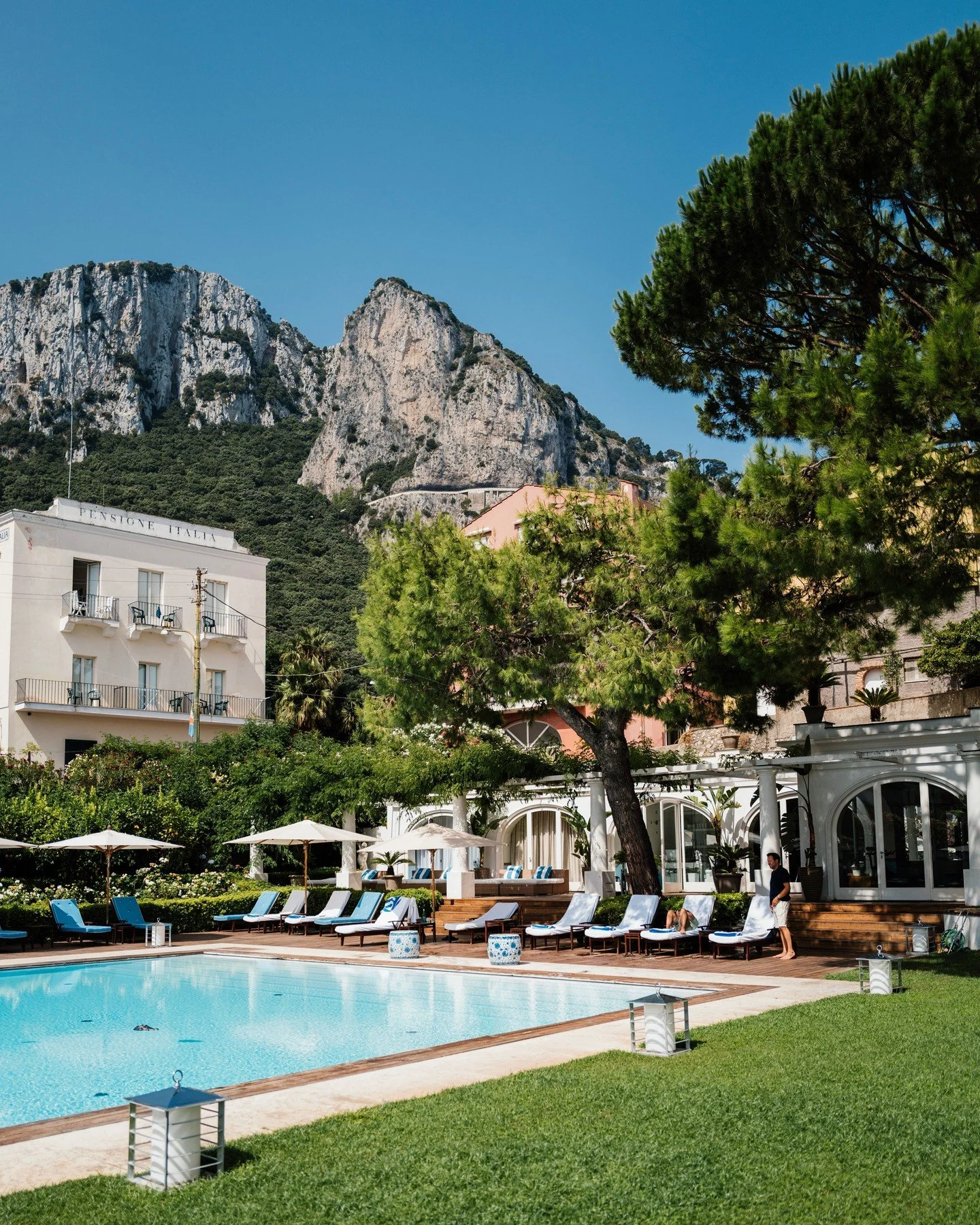 Suspended between the azure Tyrrhenian Sea and the dramatic cliffs of Capri, J.K. Place is the ultimate Mediterranean sanctuary. 

Spend your afternoons poolside, wrapped in the scent of saltwater and lemon groves as the warm Italian sun kisses the c