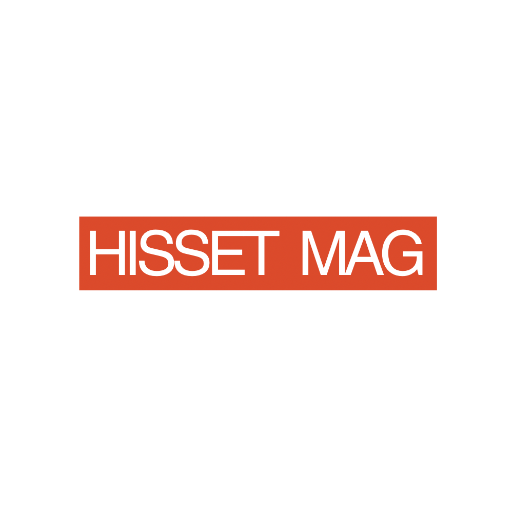 Kara arka planda kırmızı renk ile yazılmış 'HISSET MAG' metni olan bir logo.