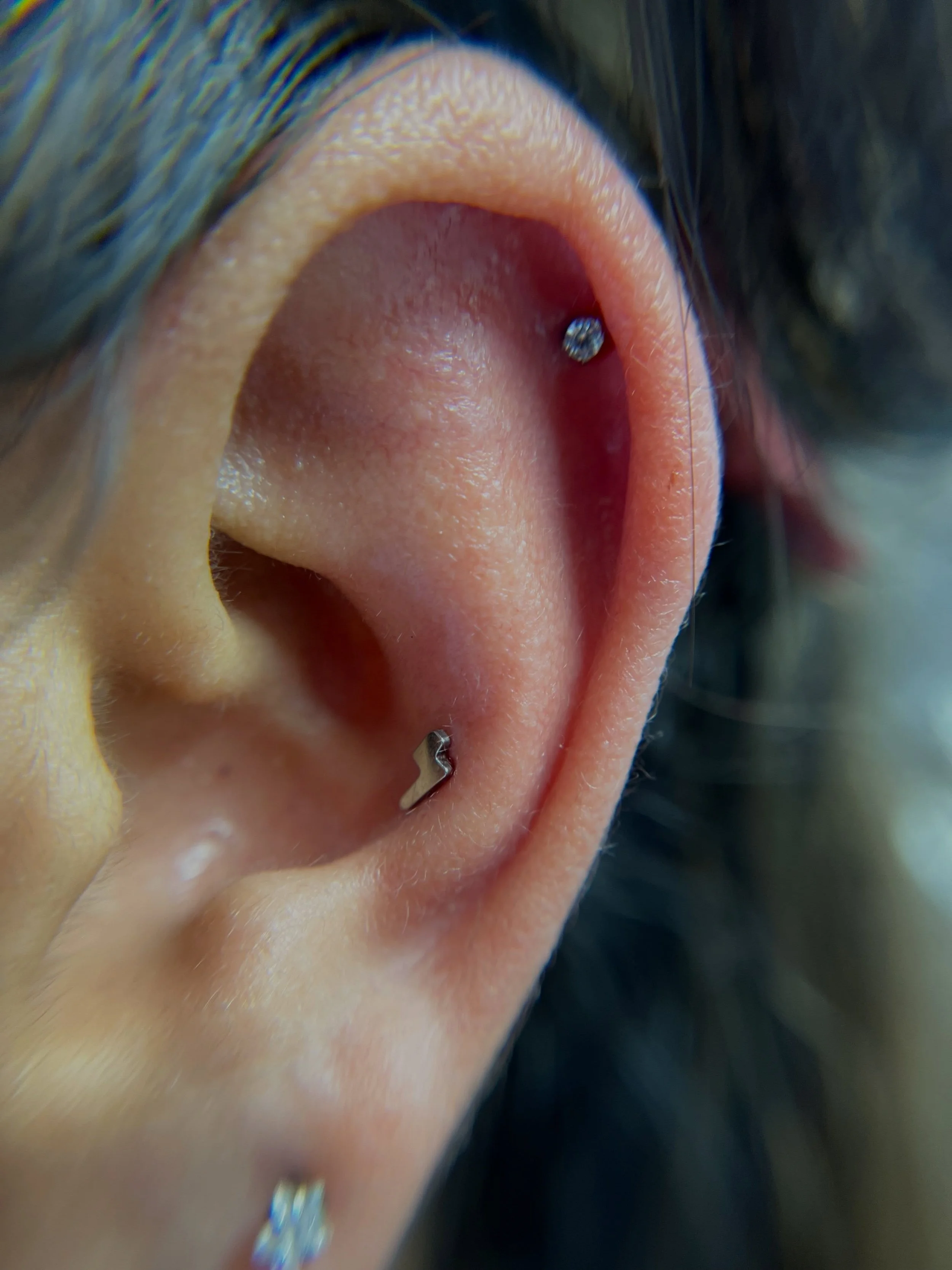 Before &rarr; after ✨
Two piercings, one appointment, and such a pretty transformation. The helix + conch combo added just the right amount of detail without feeling overcrowded.

#CuratedEar #HelixPiercing #ConchPiercing #YubaCityPiercing #BodyPierc