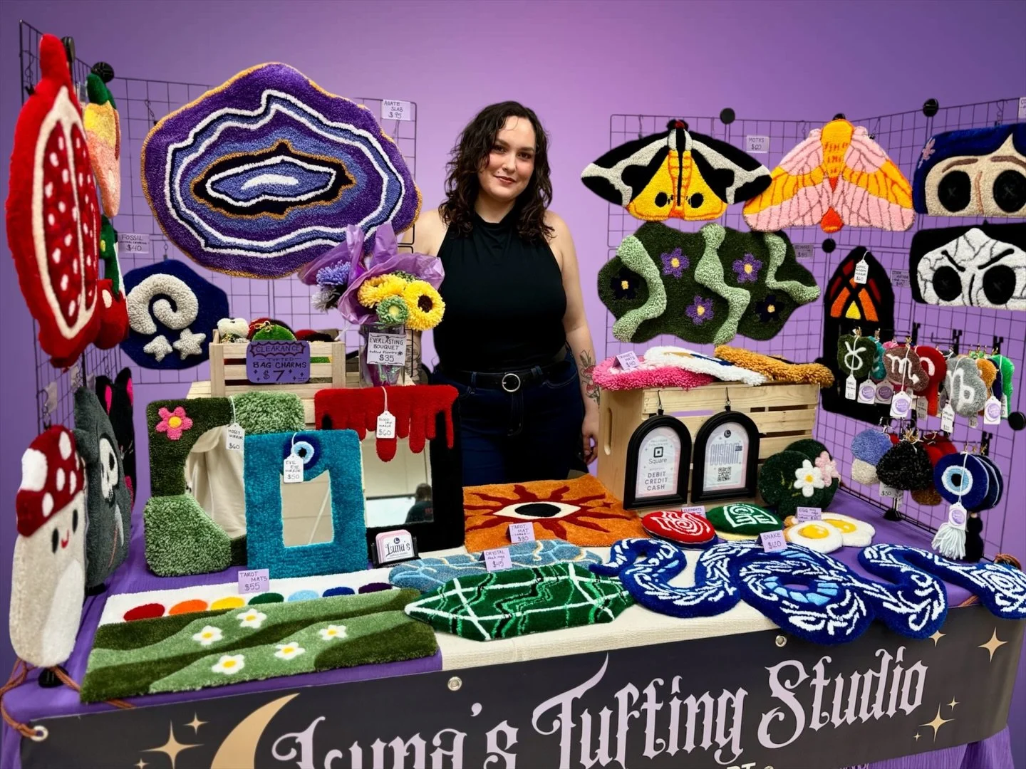 ✨ I had to take advantage of this opportunity to have a photo with my rugs! 📸 

Another successful market on the books! It&rsquo;s always so fun to share my tufted art with my community. ✨🥹