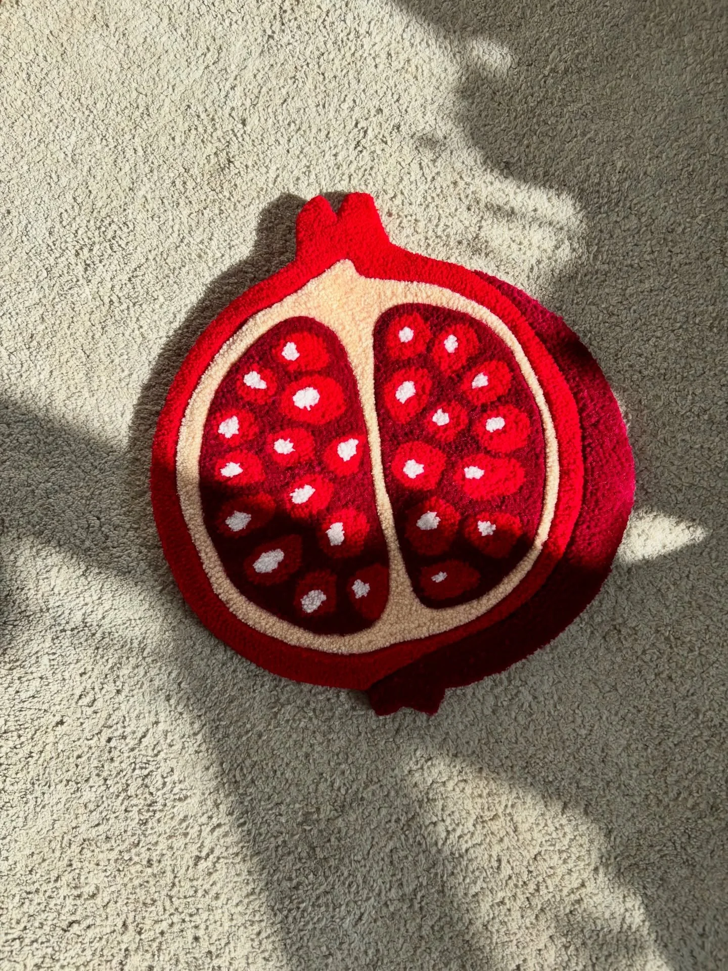 ✨ A Pomegranate tufted rug! 🍒🍓🍎🍉

#fruit #pomegranate #persephone #tufting